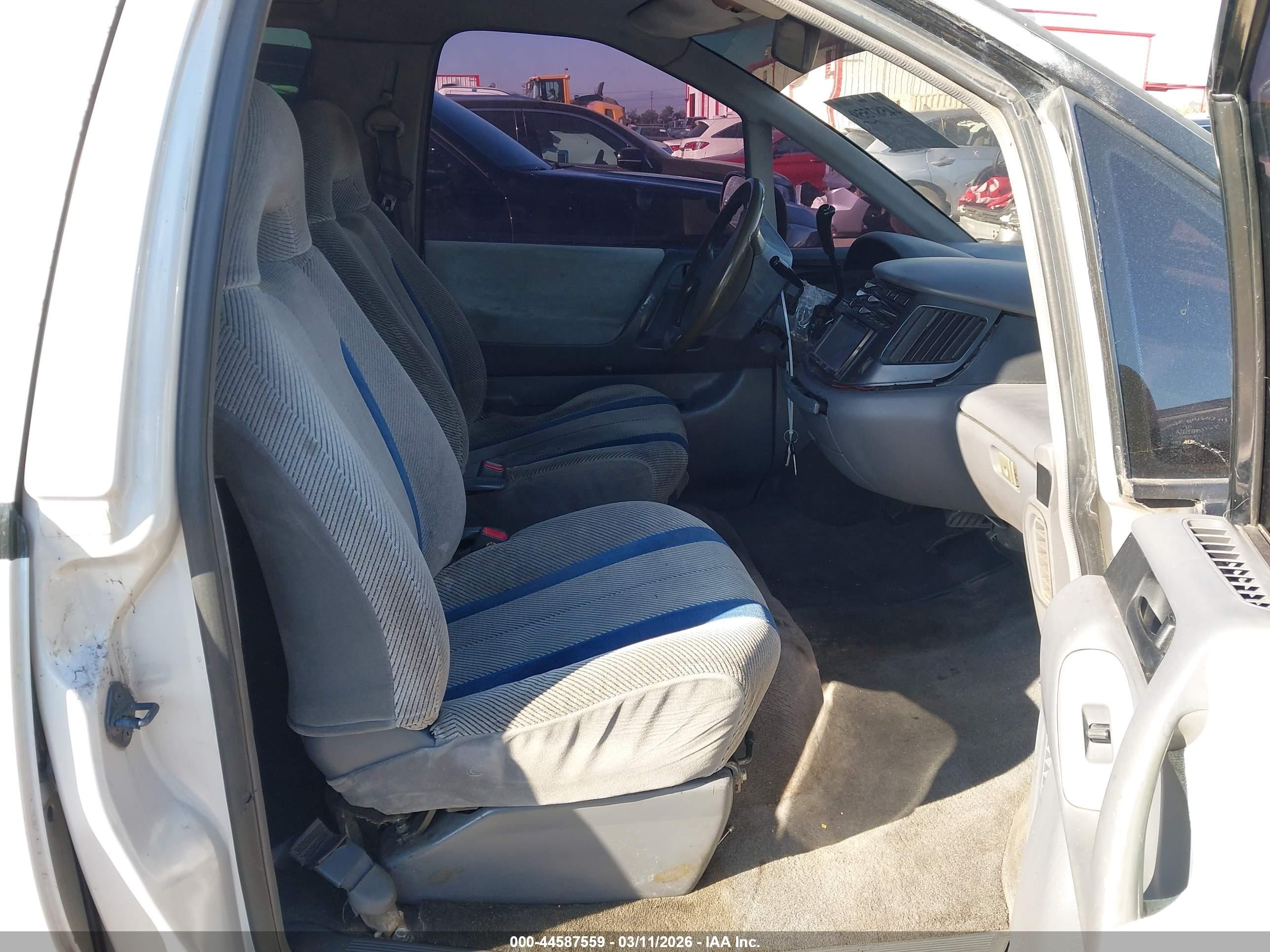 1991 Toyota Previa Le Silver vin: JT3AC12R4M0029895