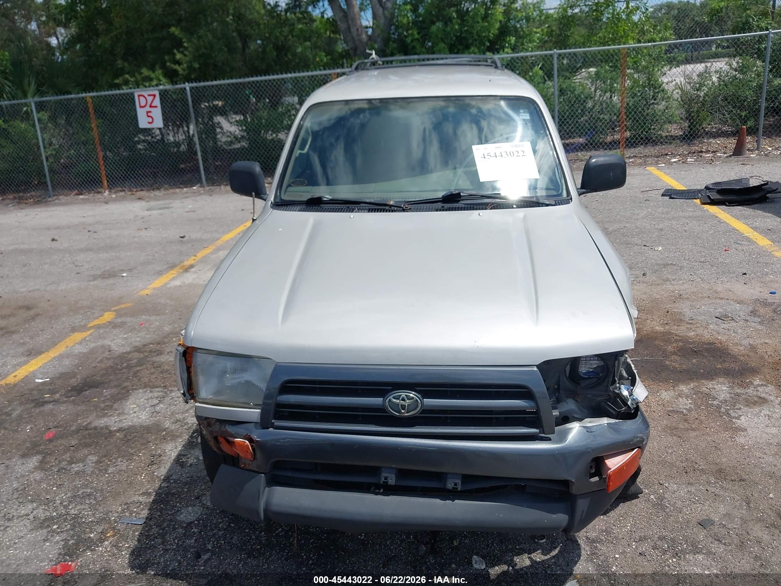 1998 Toyota 4runner   Silver vin: JT3GM84R7W0029485