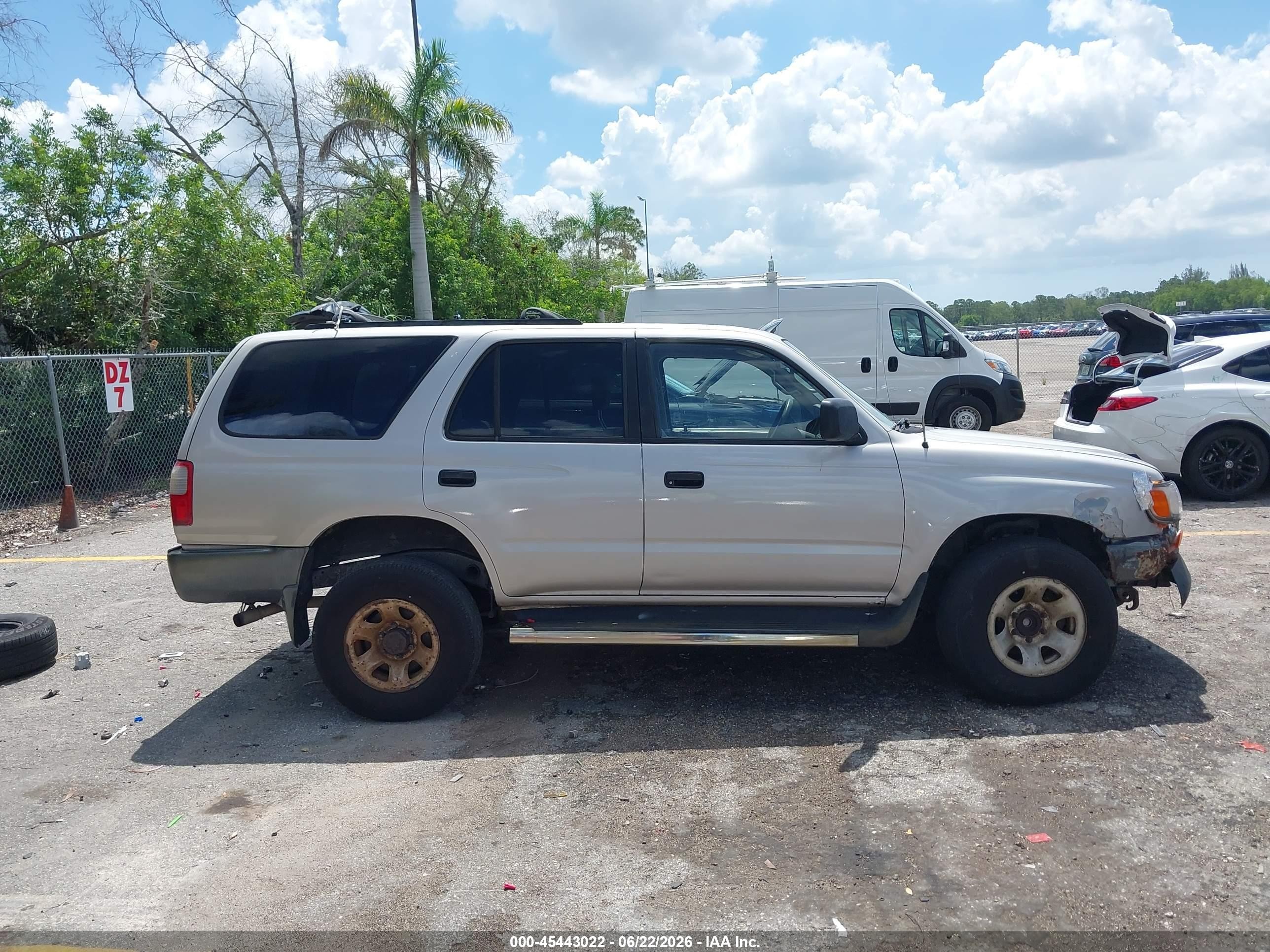 1998 Toyota 4runner   Silver vin: JT3GM84R7W0029485