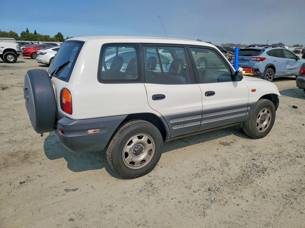 1997 Toyota Rav4 Base White vin: JT3GP10V0V7020974