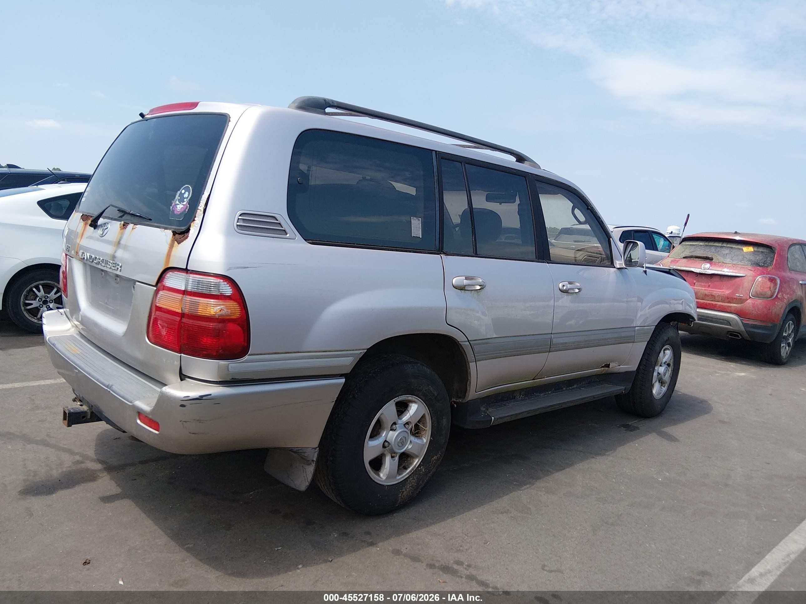 1999 Toyota Land Cruiser   Silver vin: JT3HT05J0X0044364