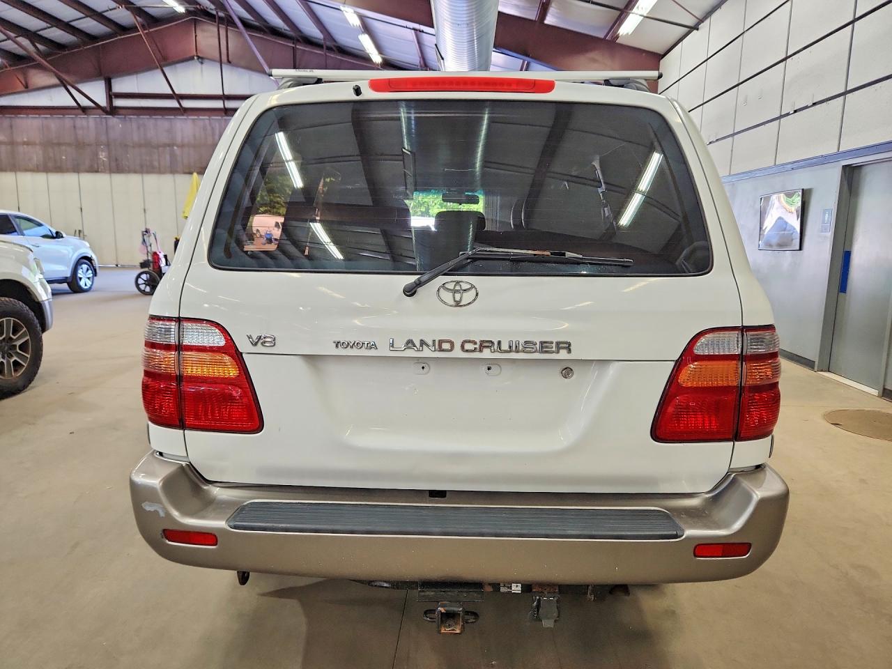 2000 Toyota Land Cruiser Base White vin: JT3HT05J0Y0090925