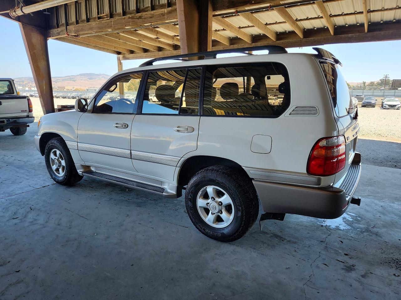 2000 Toyota Land Cruiser Base White vin: JT3HT05J1Y0096815