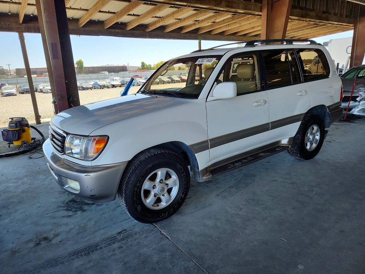 2000 Toyota Land Cruiser Base White vin: JT3HT05J1Y0096815