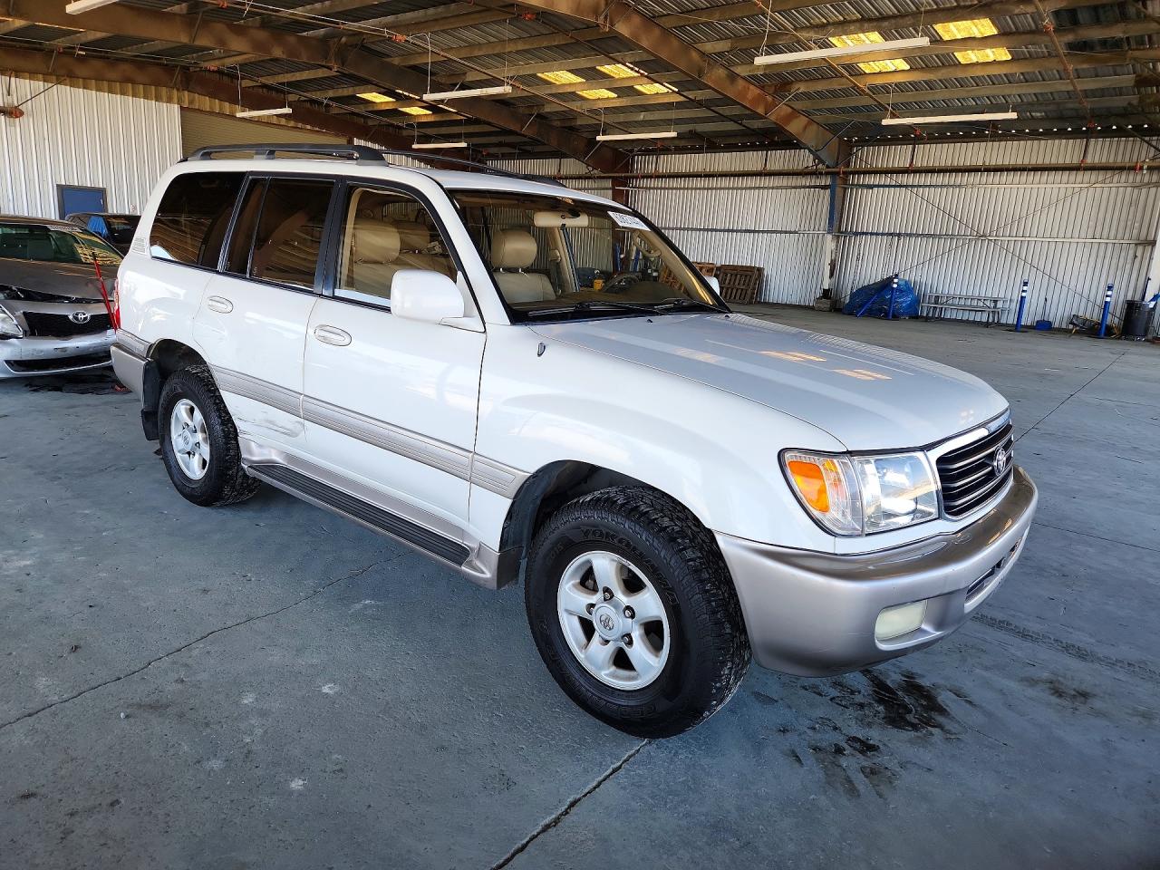 2000 Toyota Land Cruiser Base White vin: JT3HT05J1Y0096815