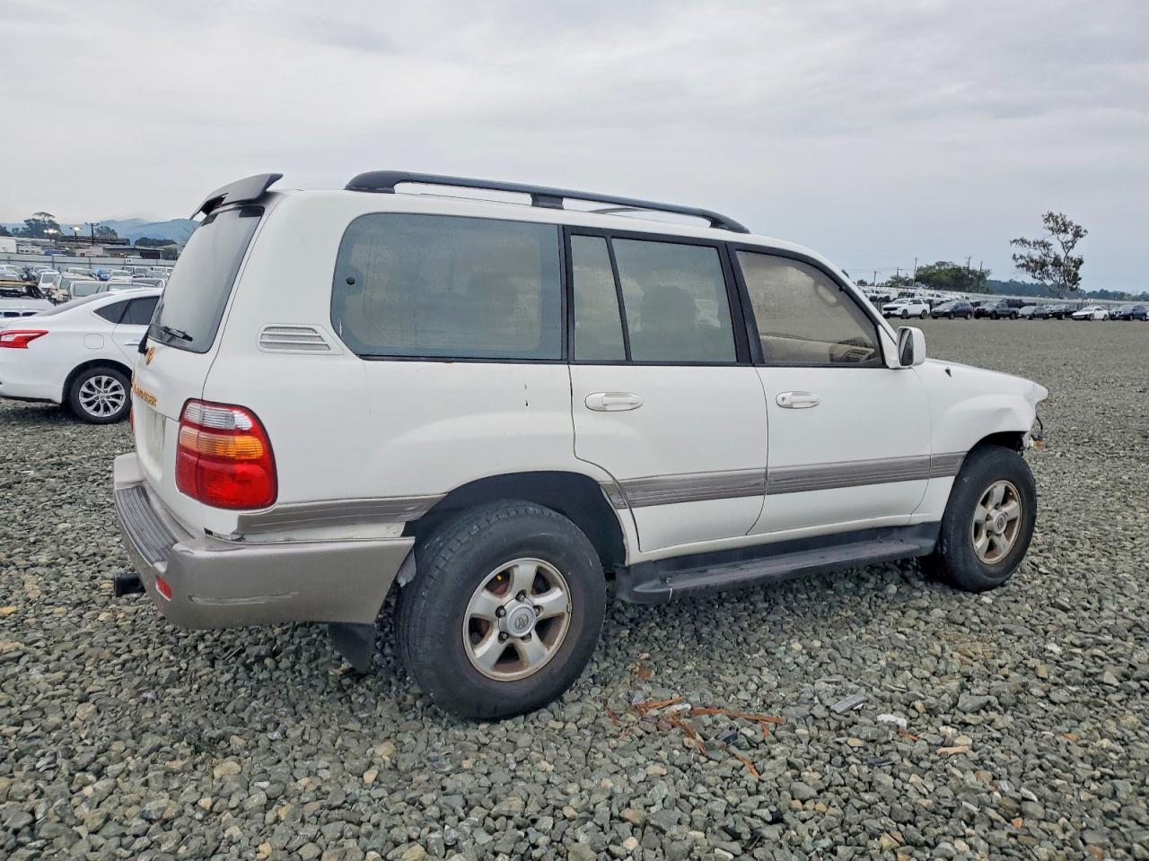1998 Toyota Land Cruiser White vin: JT3HT05J2W0018055