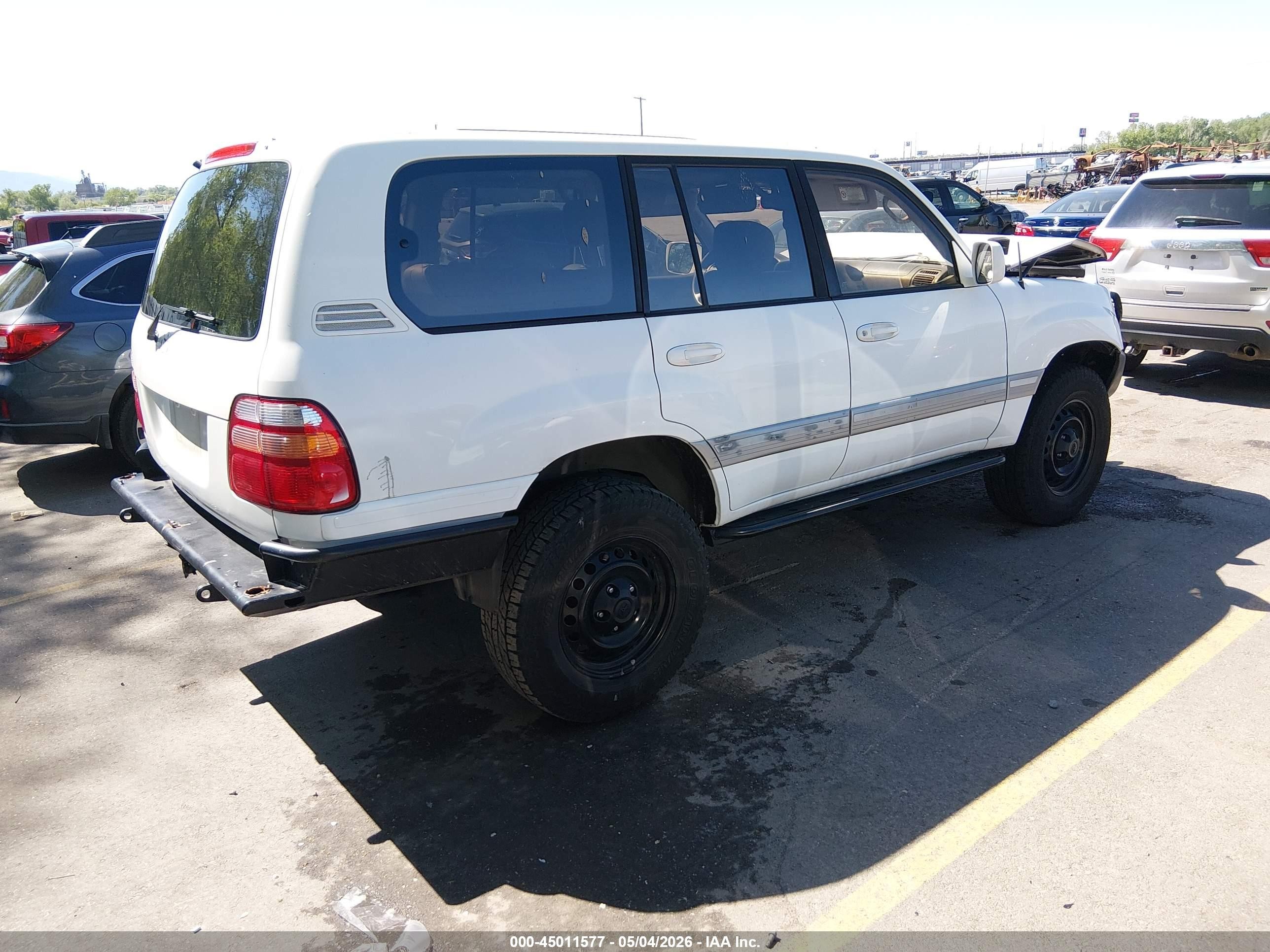2000 Toyota Land Cruiser   White vin: JT3HT05J2Y0104596