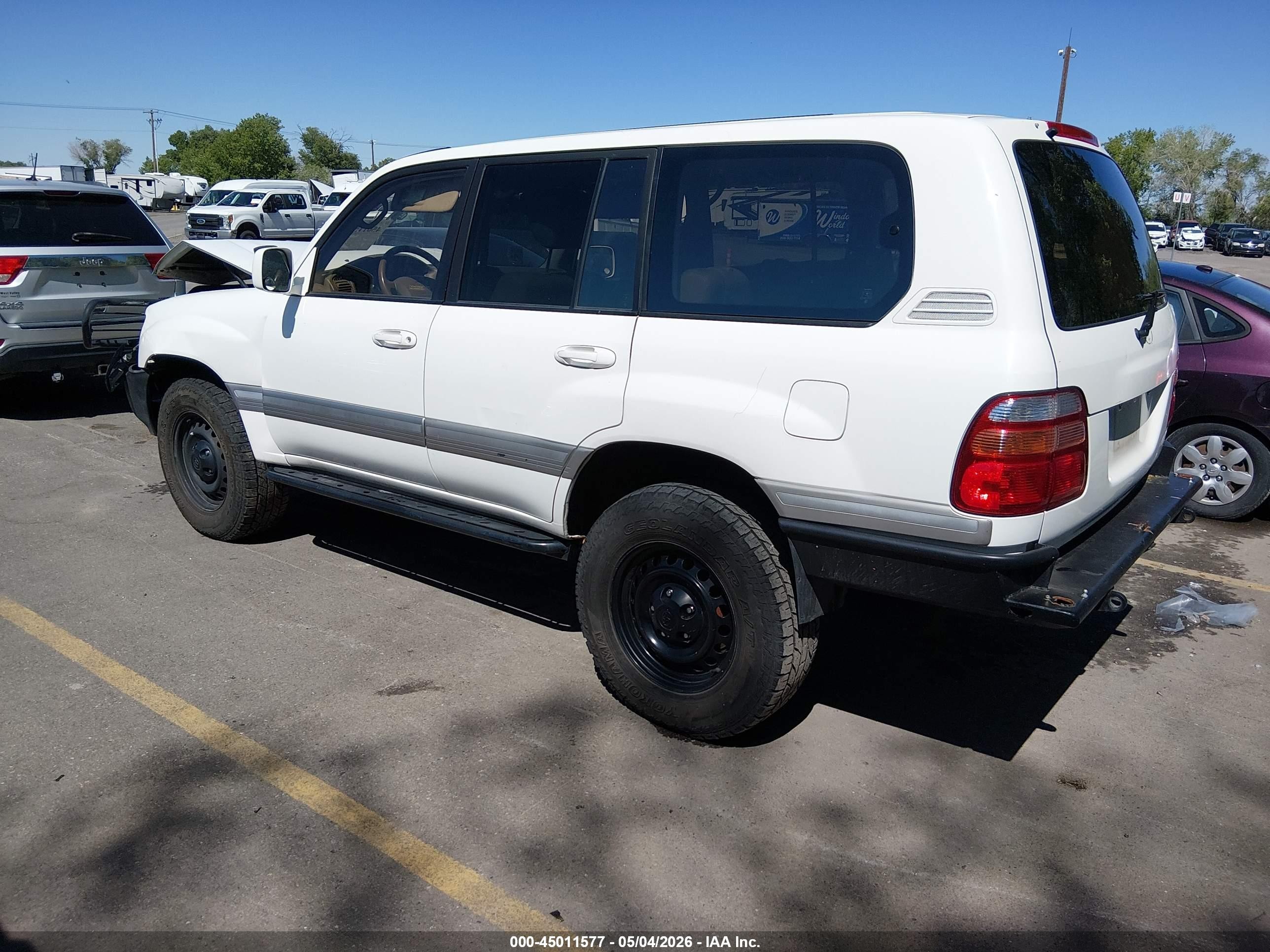 2000 Toyota Land Cruiser   White vin: JT3HT05J2Y0104596