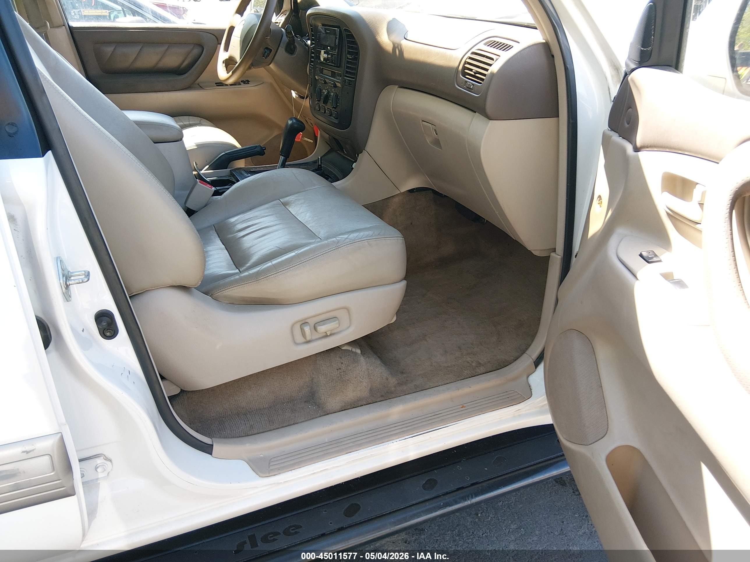 2000 Toyota Land Cruiser   White vin: JT3HT05J2Y0104596