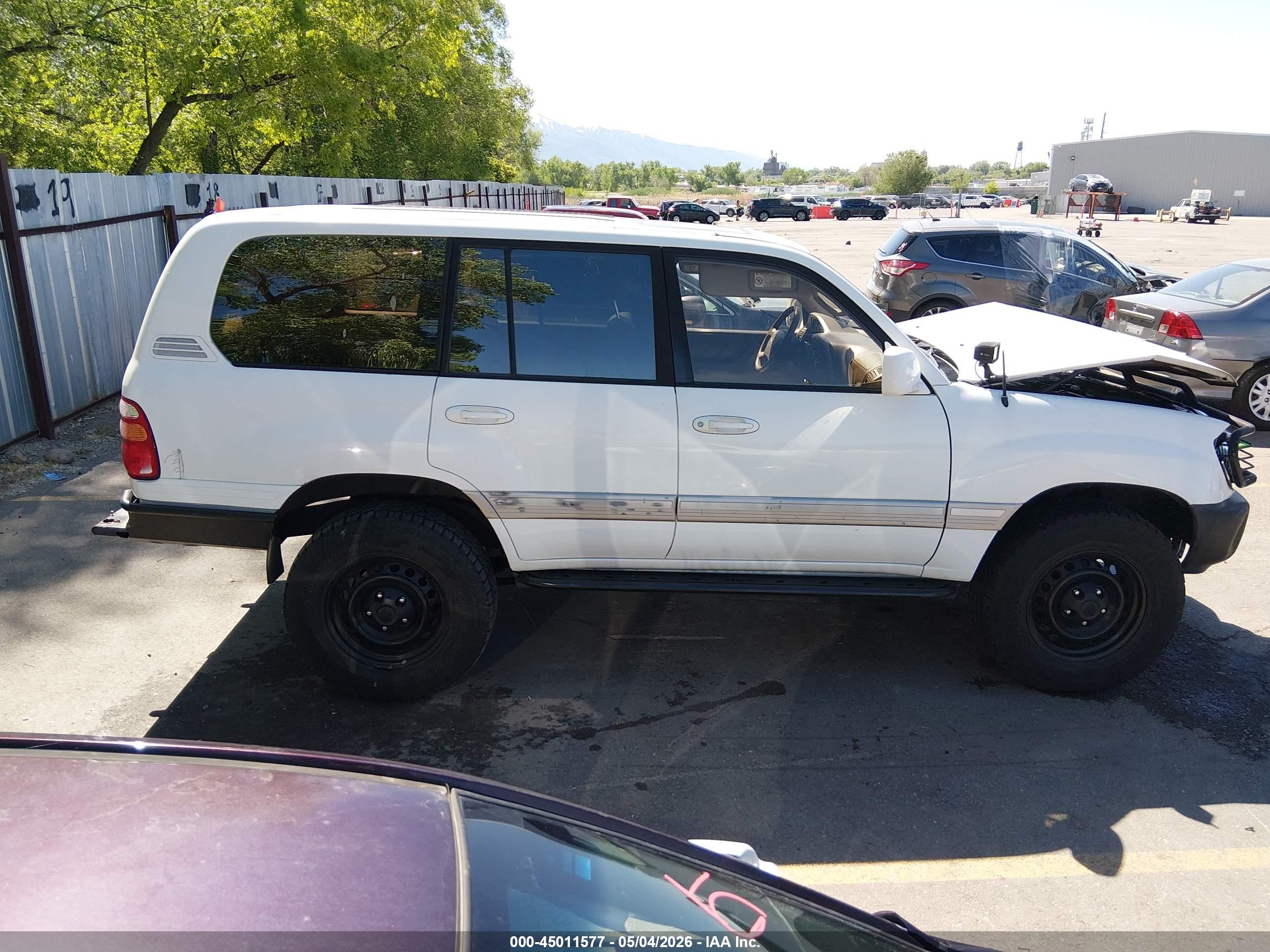 2000 Toyota Land Cruiser   White vin: JT3HT05J2Y0104596