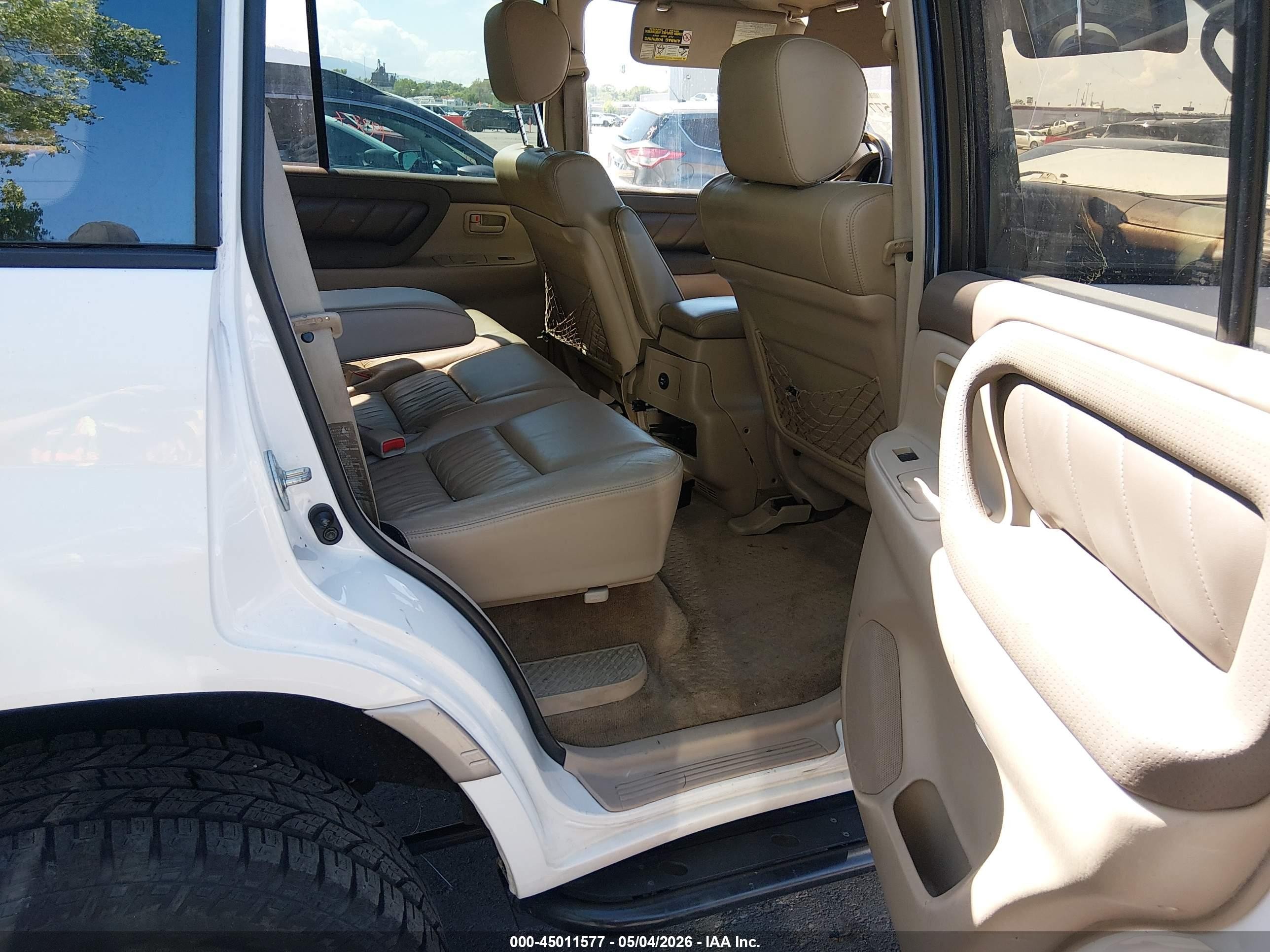 2000 Toyota Land Cruiser   White vin: JT3HT05J2Y0104596