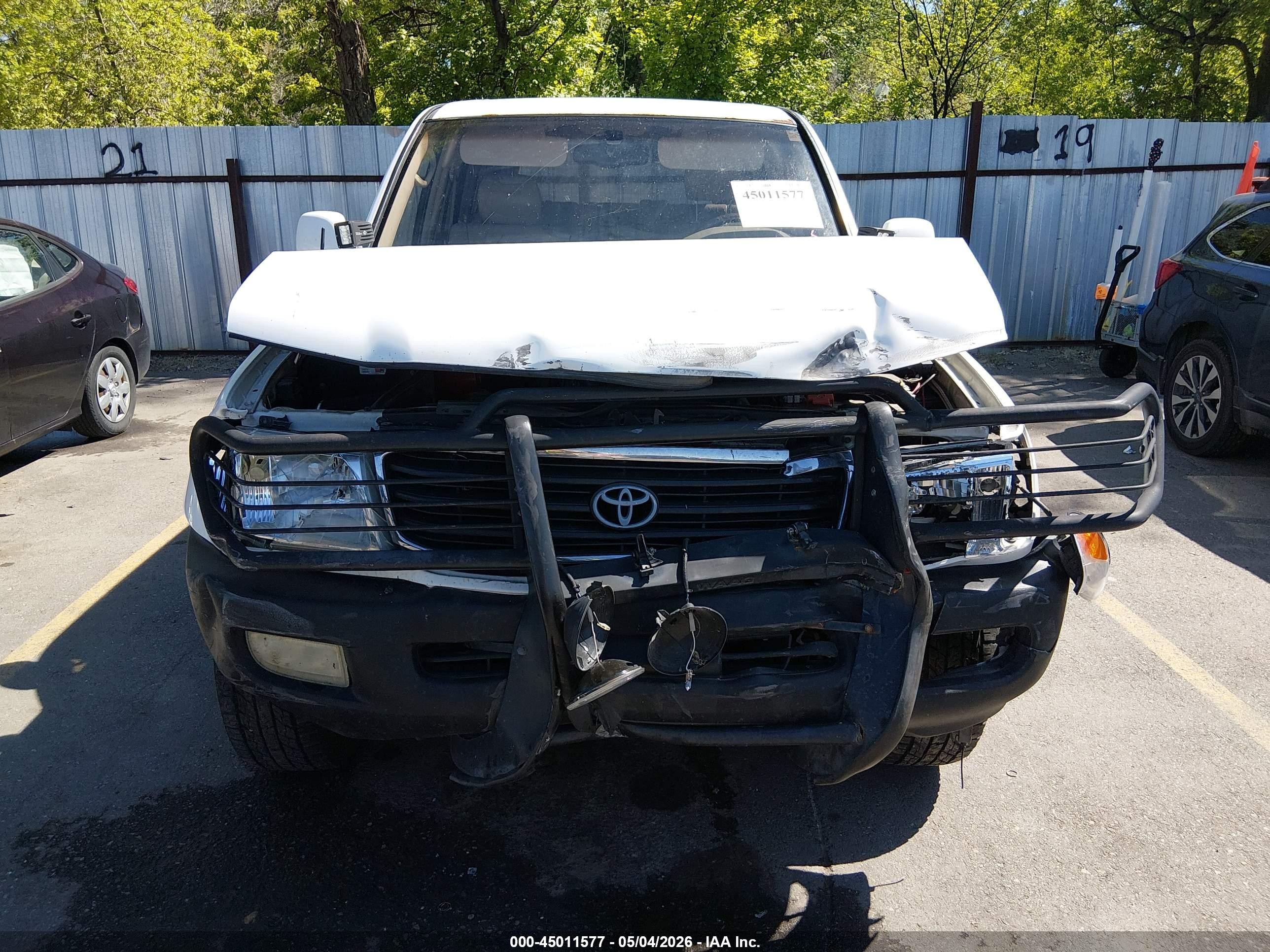 2000 Toyota Land Cruiser   White vin: JT3HT05J2Y0104596