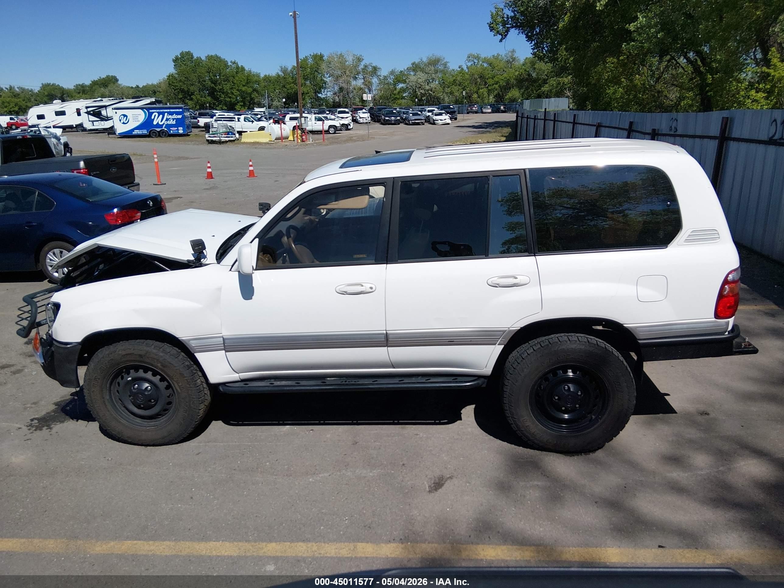 2000 Toyota Land Cruiser   White vin: JT3HT05J2Y0104596