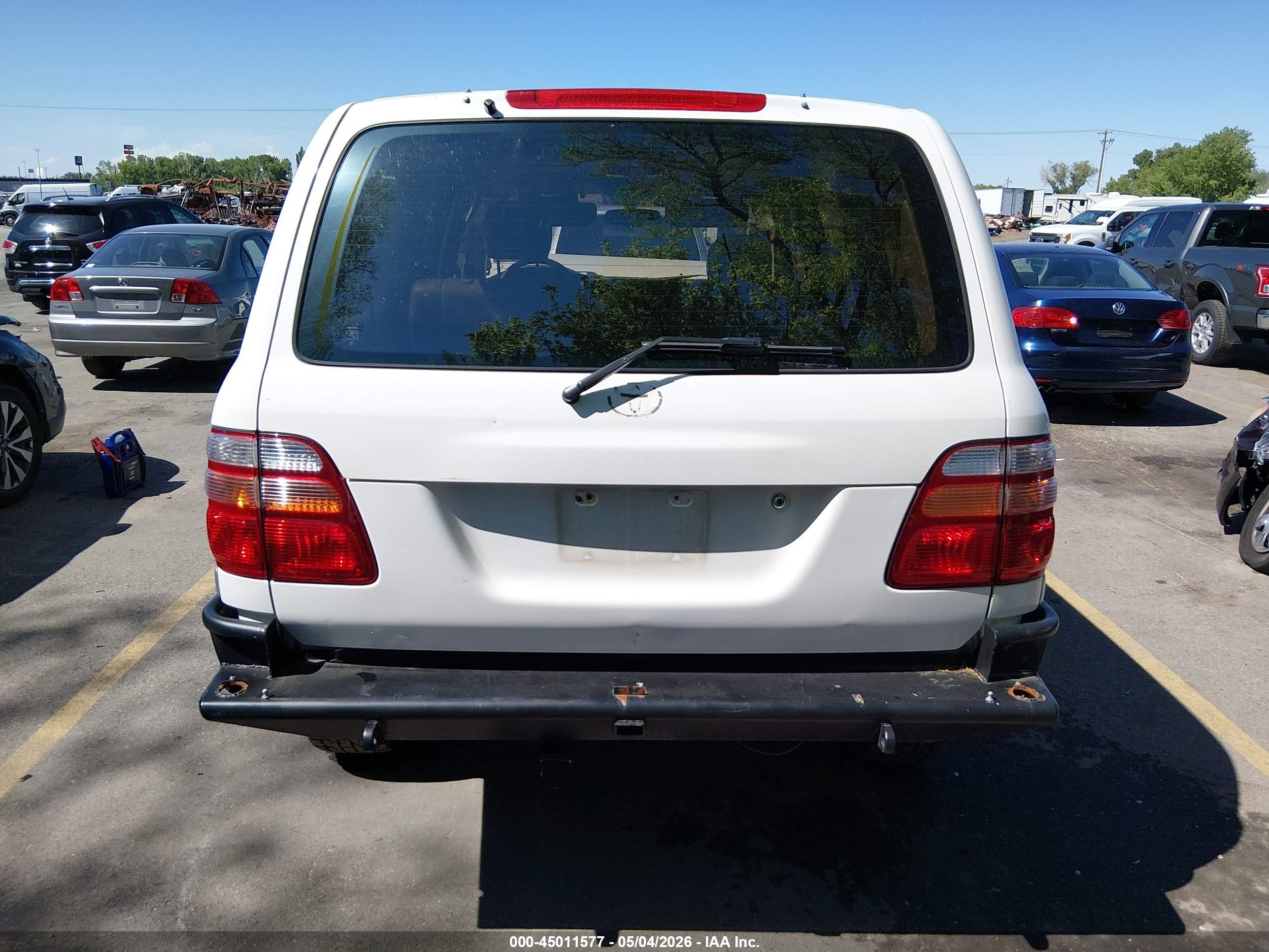2000 Toyota Land Cruiser   White vin: JT3HT05J2Y0104596