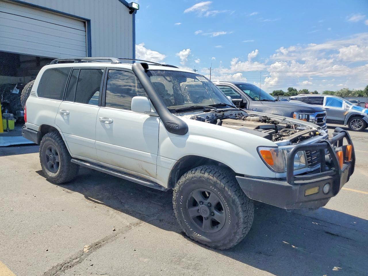 2000 Toyota Land Cruiser Base White vin: JT3HT05J2Y0109605