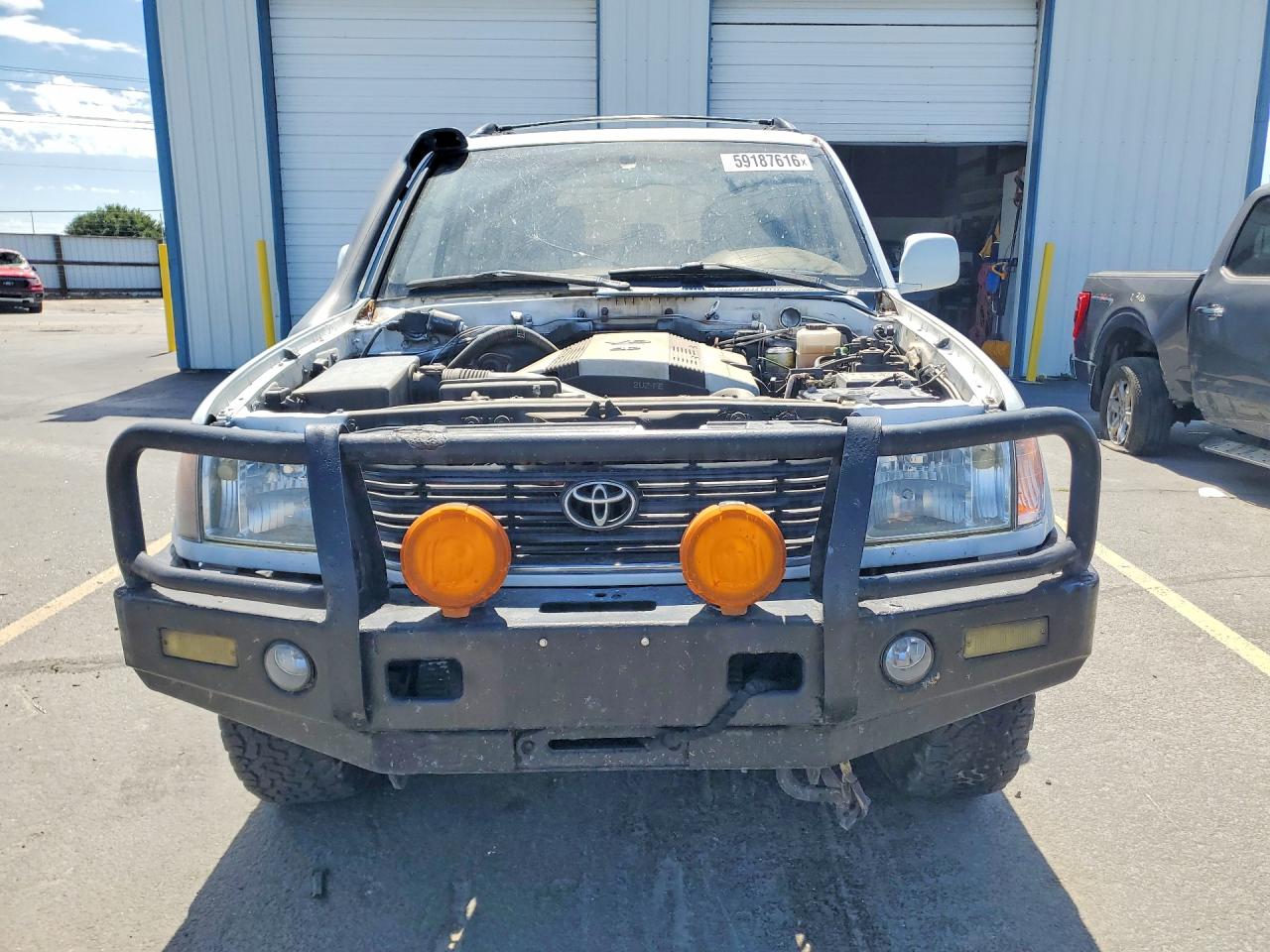 2000 Toyota Land Cruiser Base White vin: JT3HT05J2Y0109605