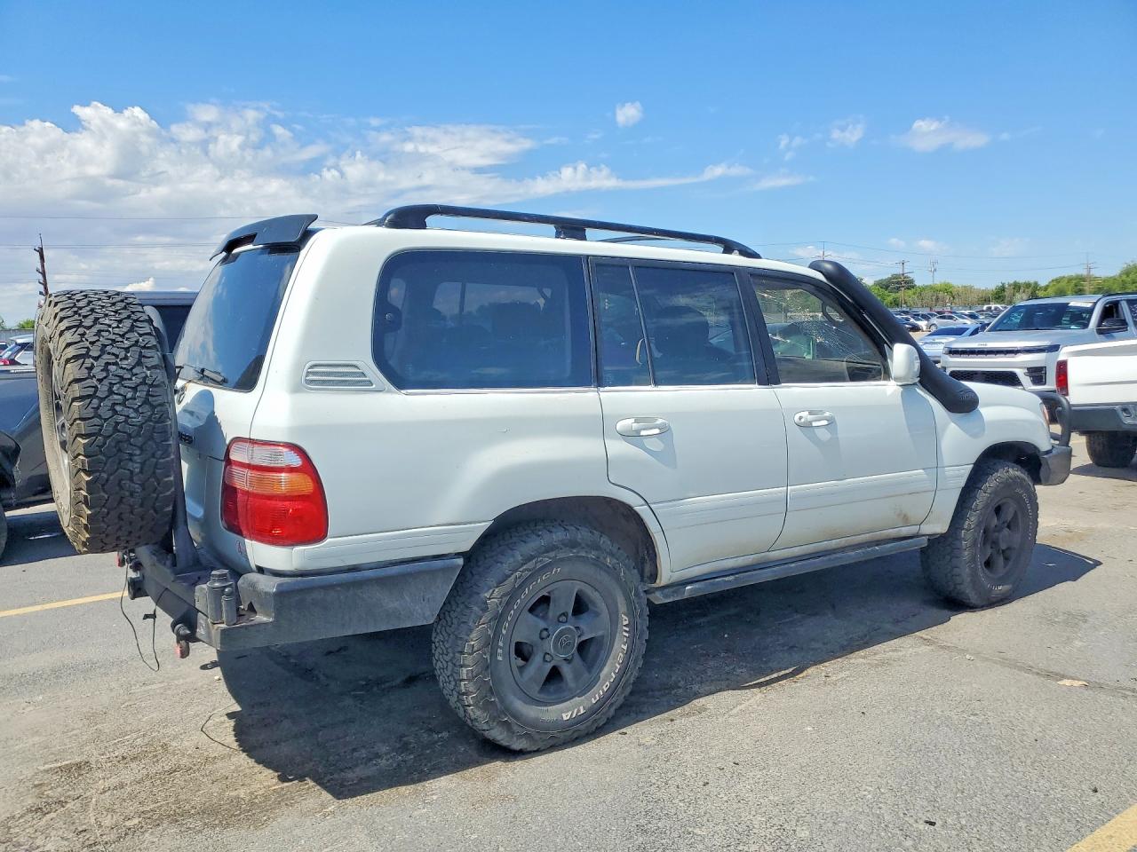 2000 Toyota Land Cruiser Base White vin: JT3HT05J2Y0109605