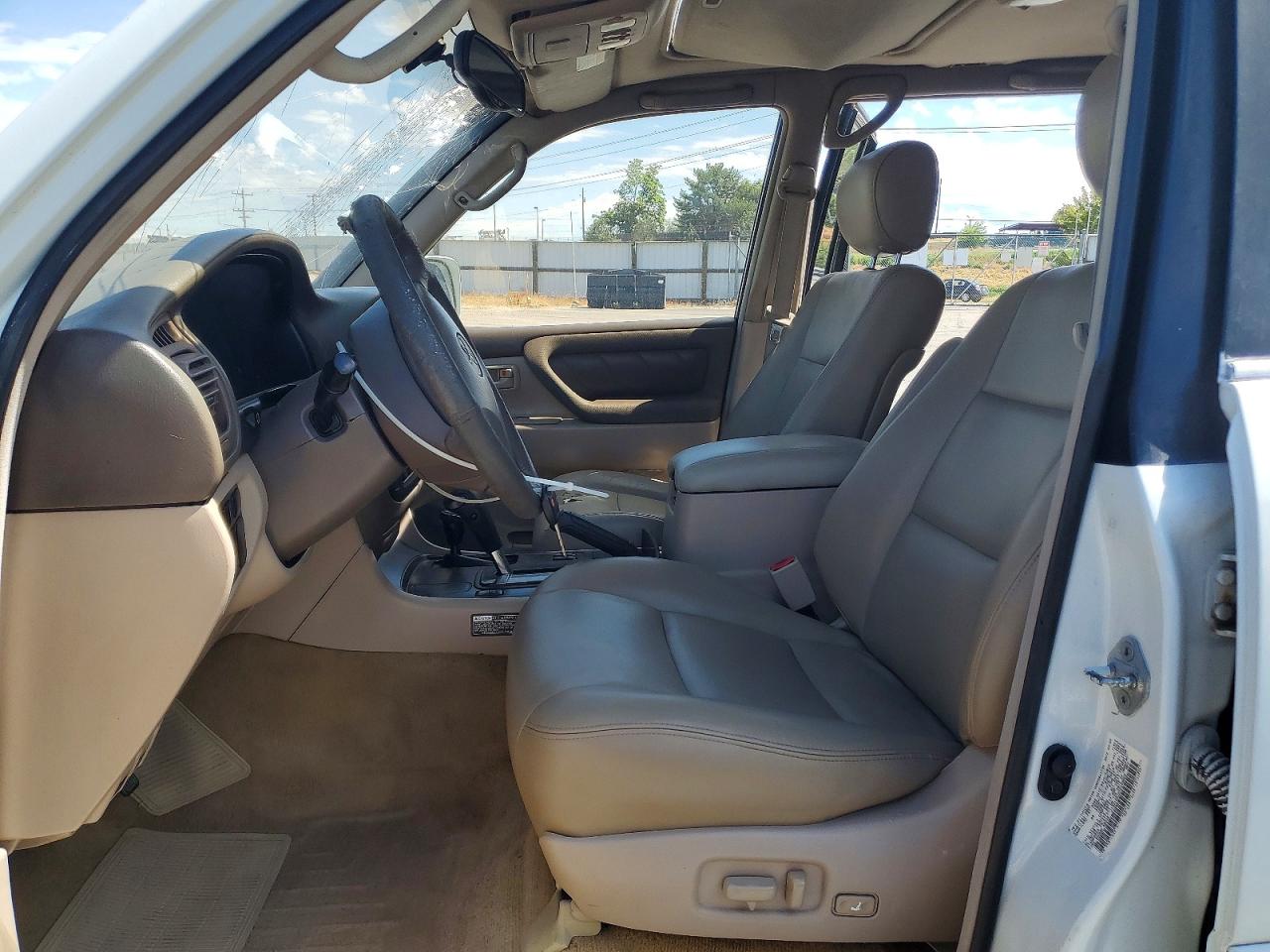 2000 Toyota Land Cruiser Base White vin: JT3HT05J2Y0109605