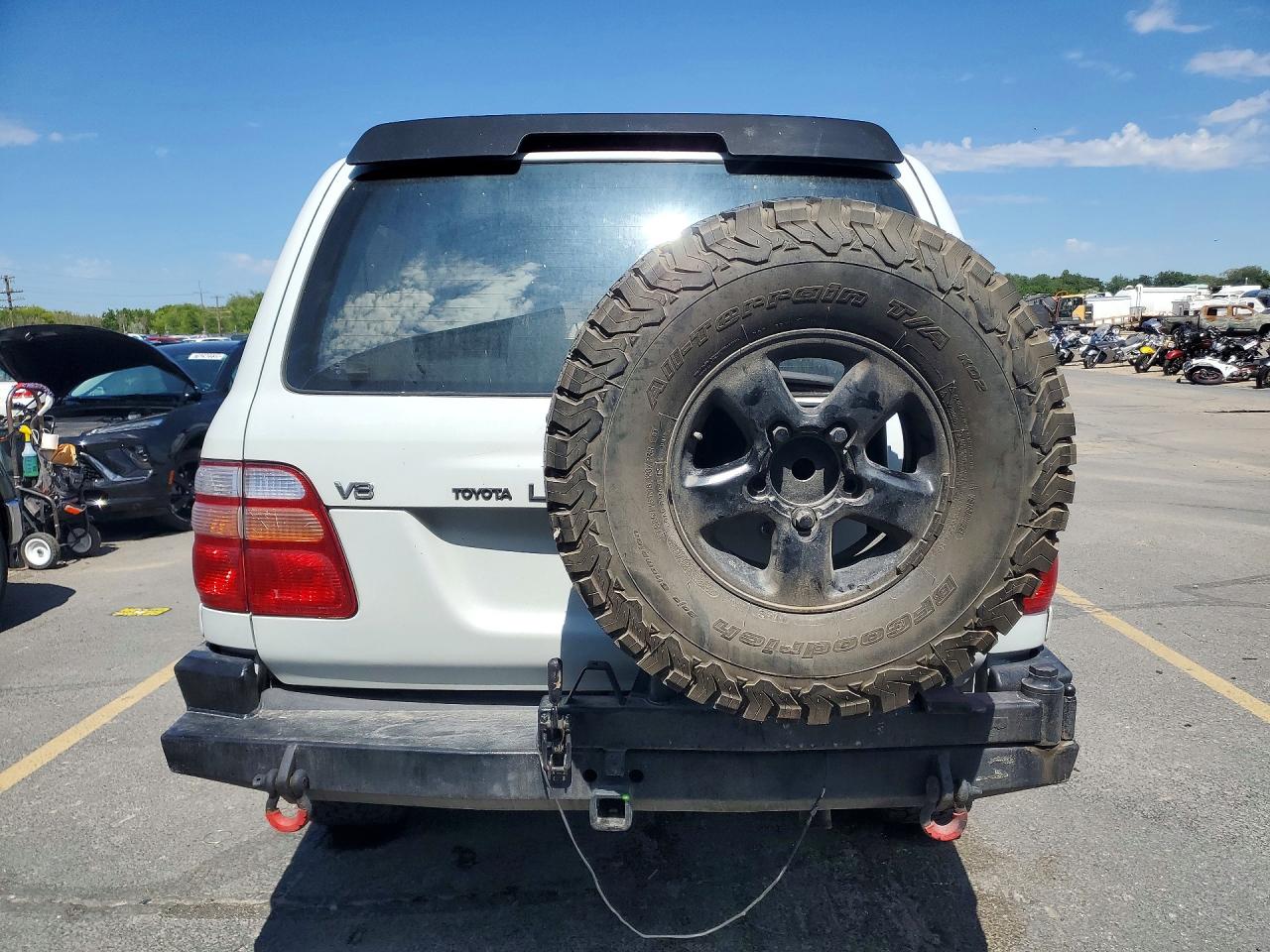 2000 Toyota Land Cruiser Base White vin: JT3HT05J2Y0109605