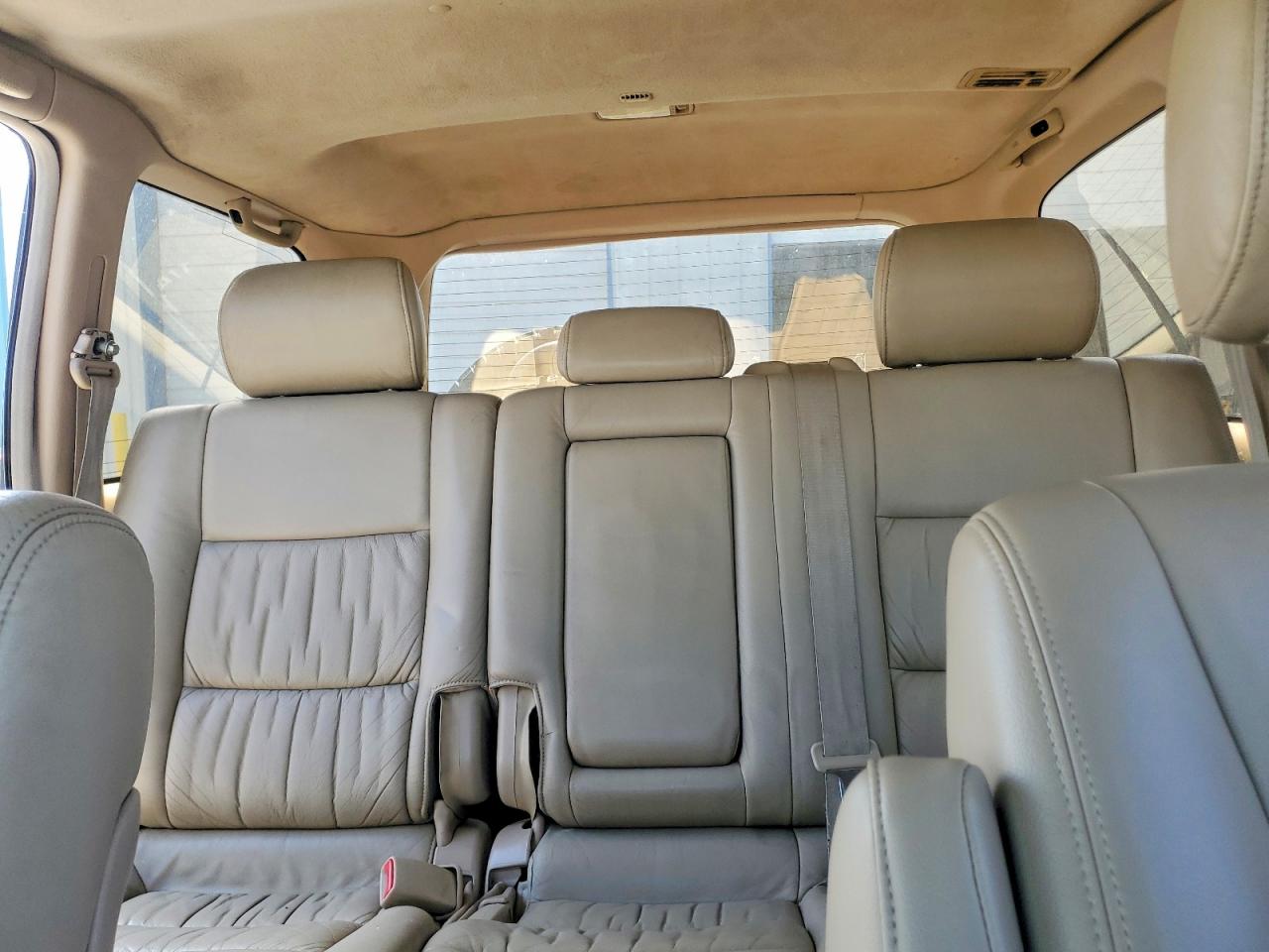 2000 Toyota Land Cruiser Base White vin: JT3HT05J2Y0109605