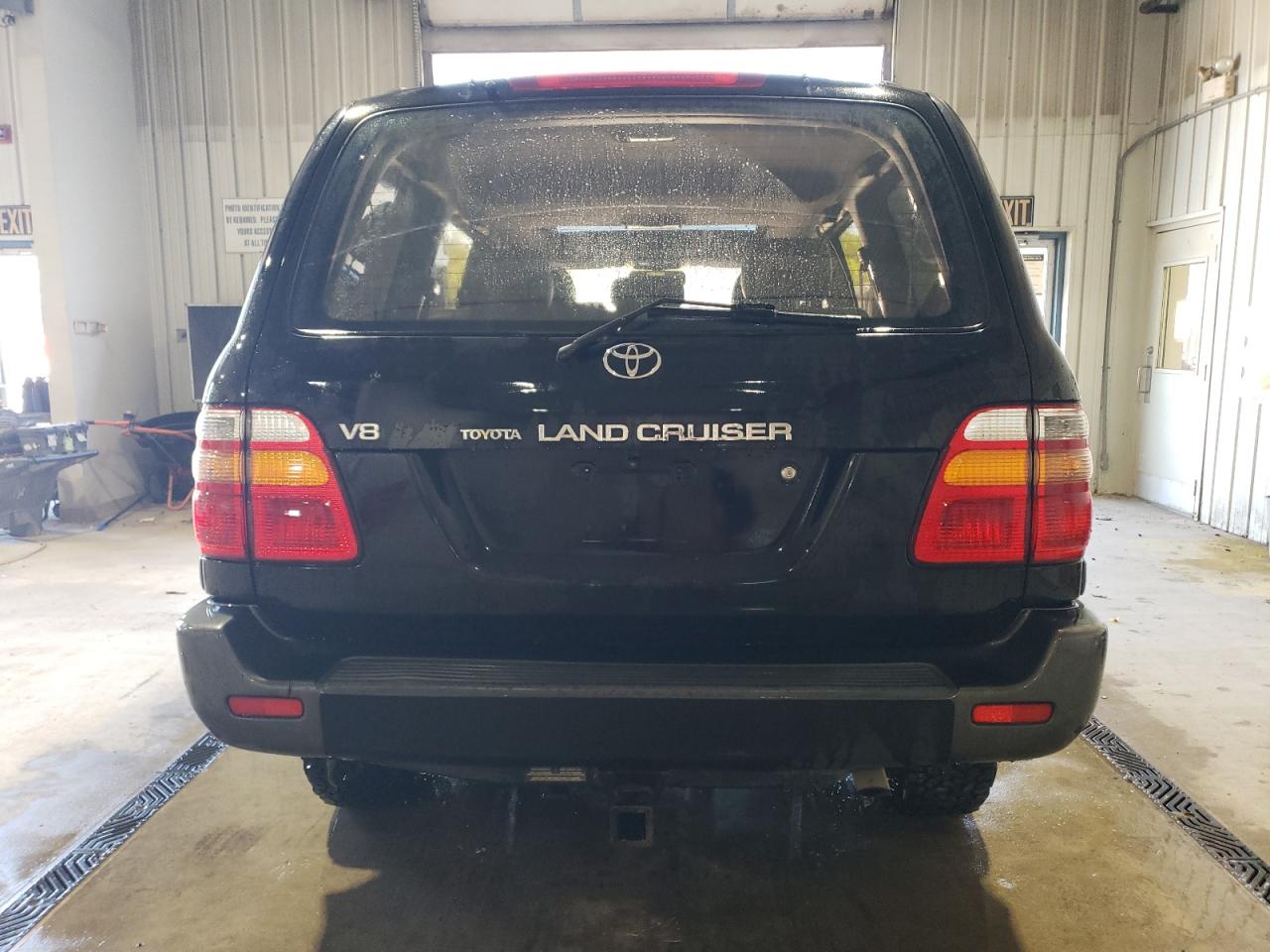 1998 Toyota Land Cruiser Black vin: JT3HT05J4W0018400