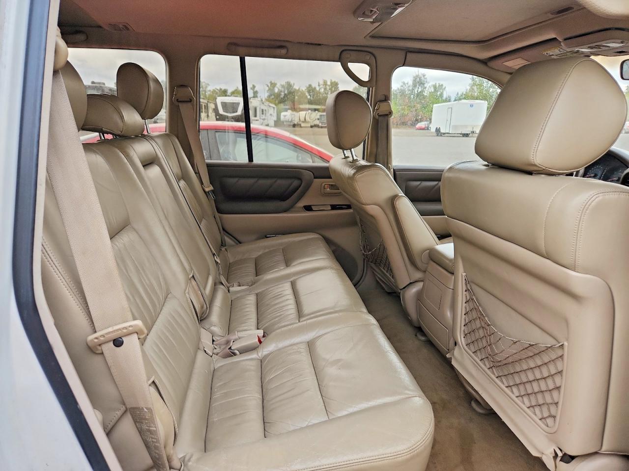 2000 Toyota Landcruser White vin: JT3HT05J4Y0081225