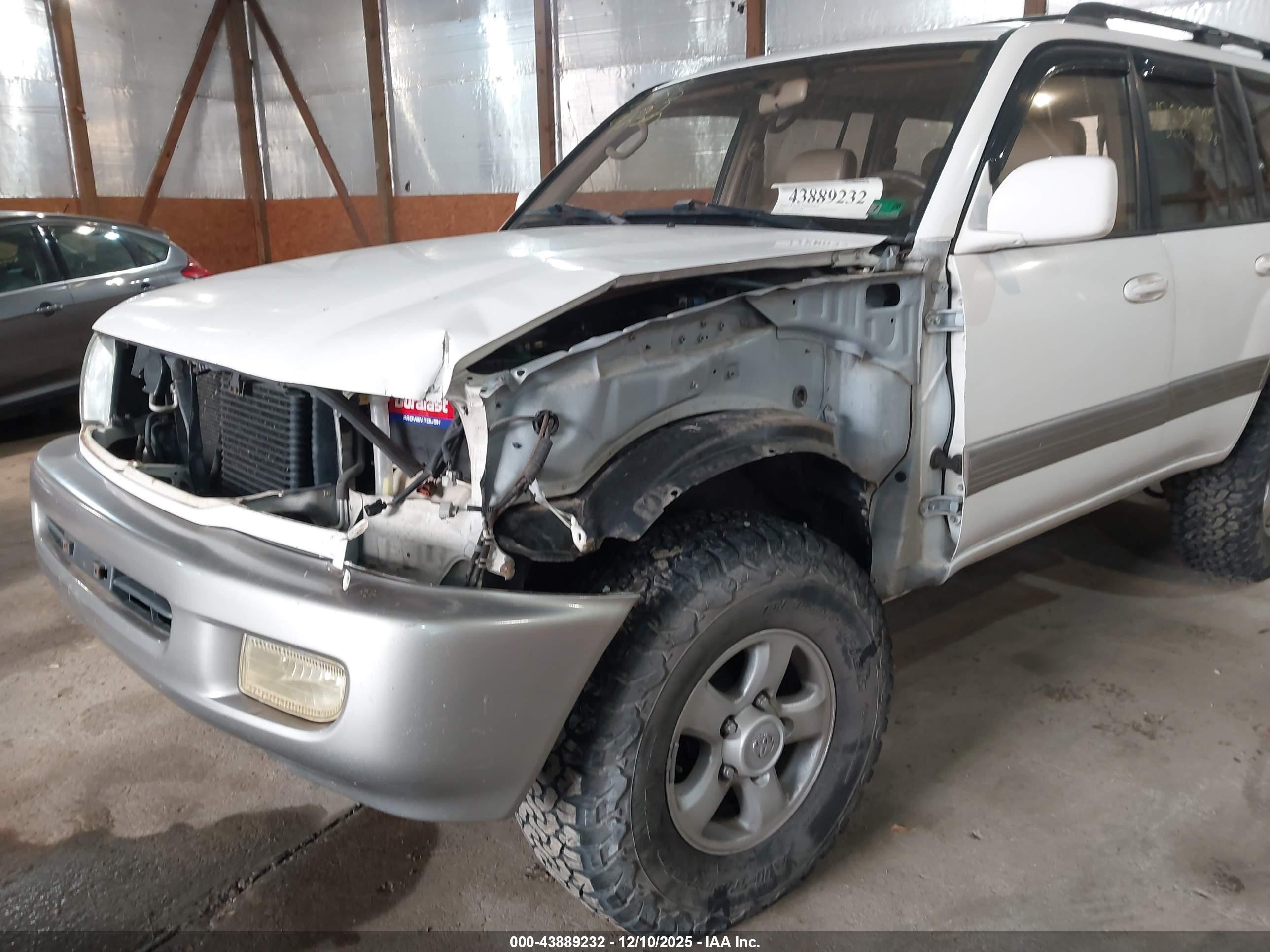 1998 Toyota Land Cruiser   White vin: JT3HT05J5W0016414