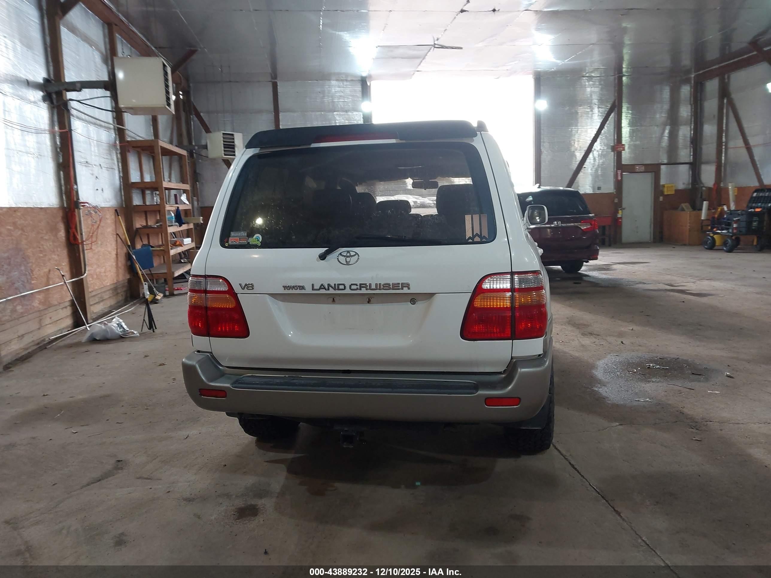 1998 Toyota Land Cruiser   White vin: JT3HT05J5W0016414