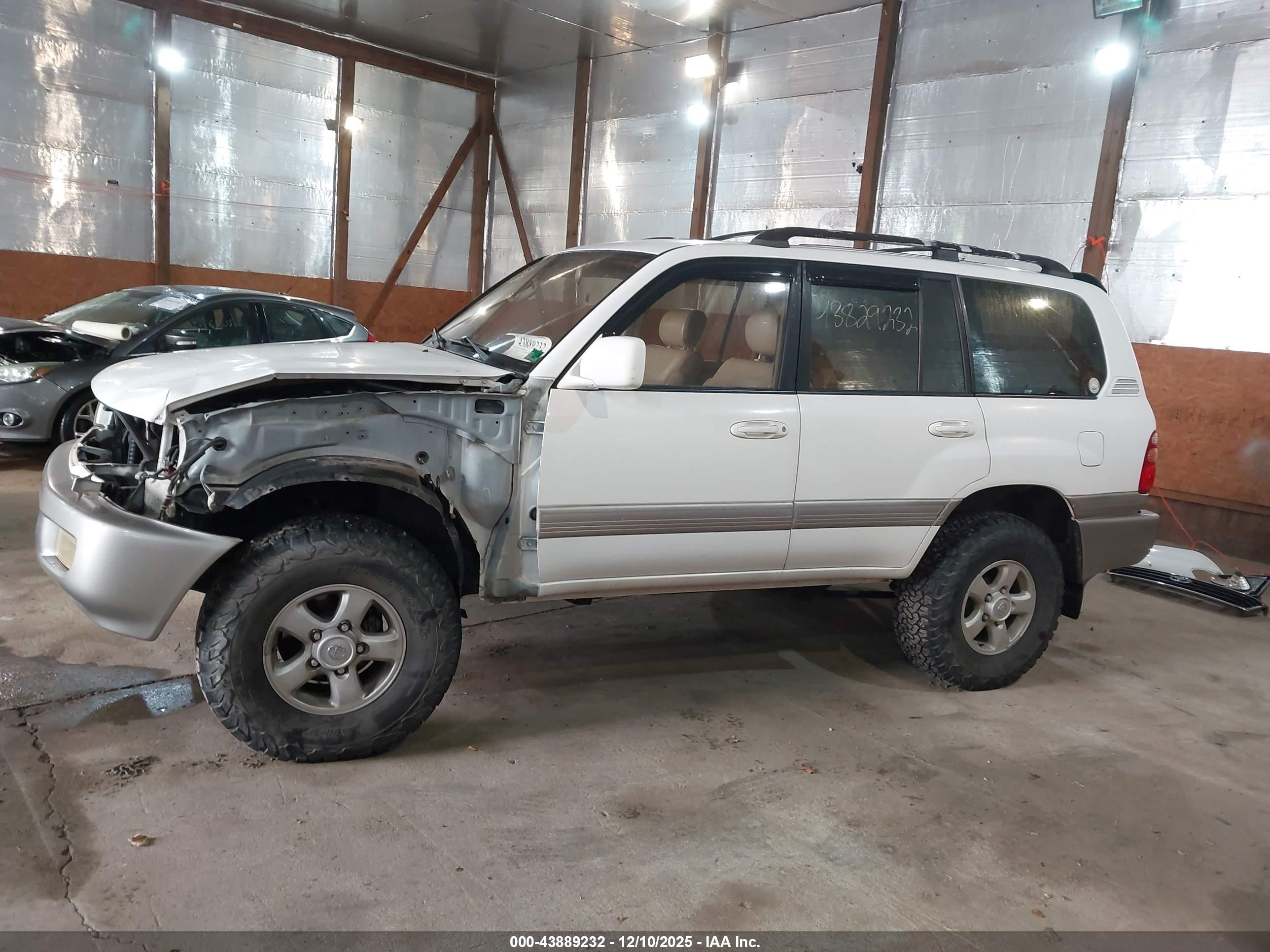 1998 Toyota Land Cruiser   White vin: JT3HT05J5W0016414