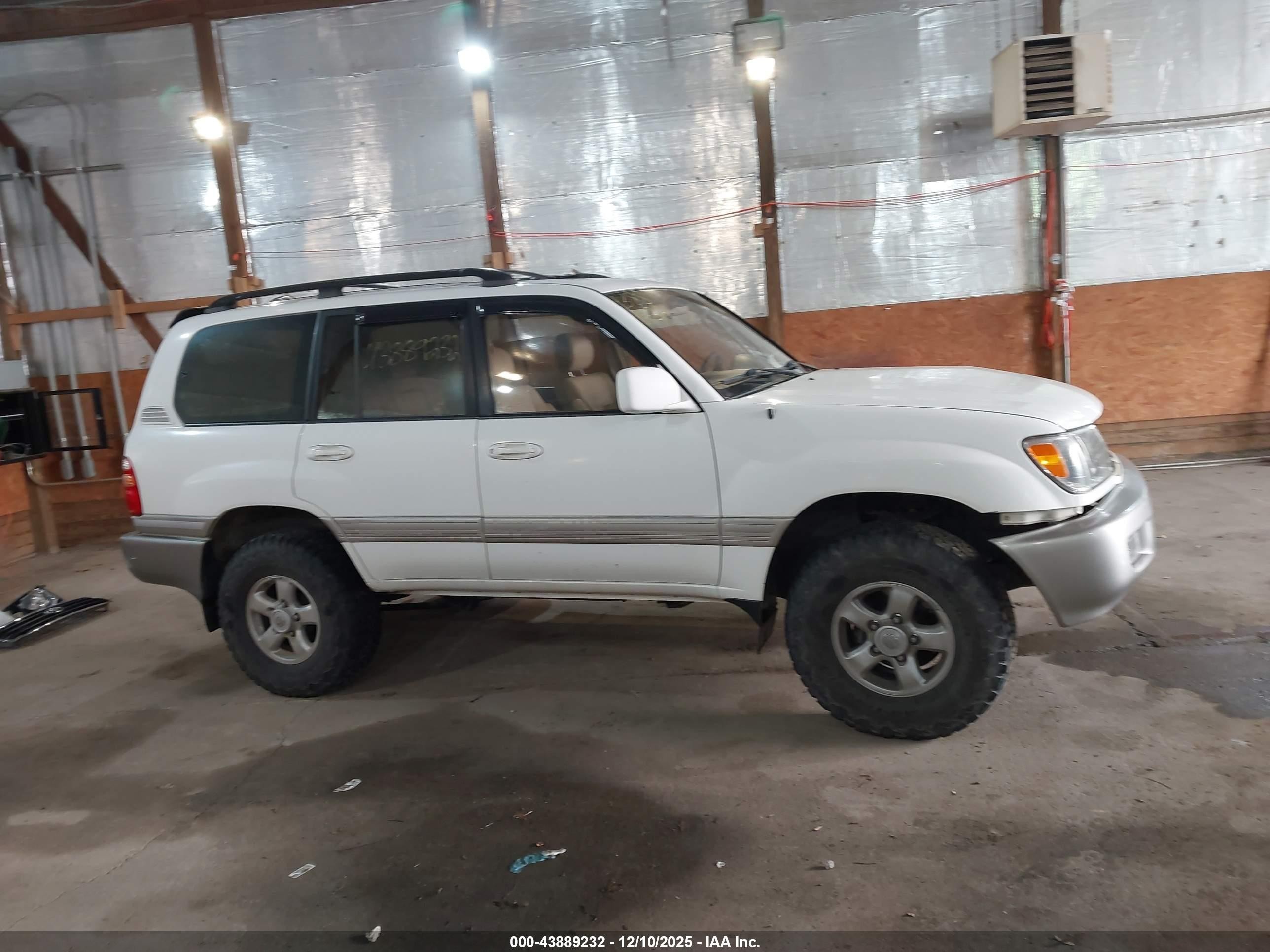 1998 Toyota Land Cruiser   White vin: JT3HT05J5W0016414