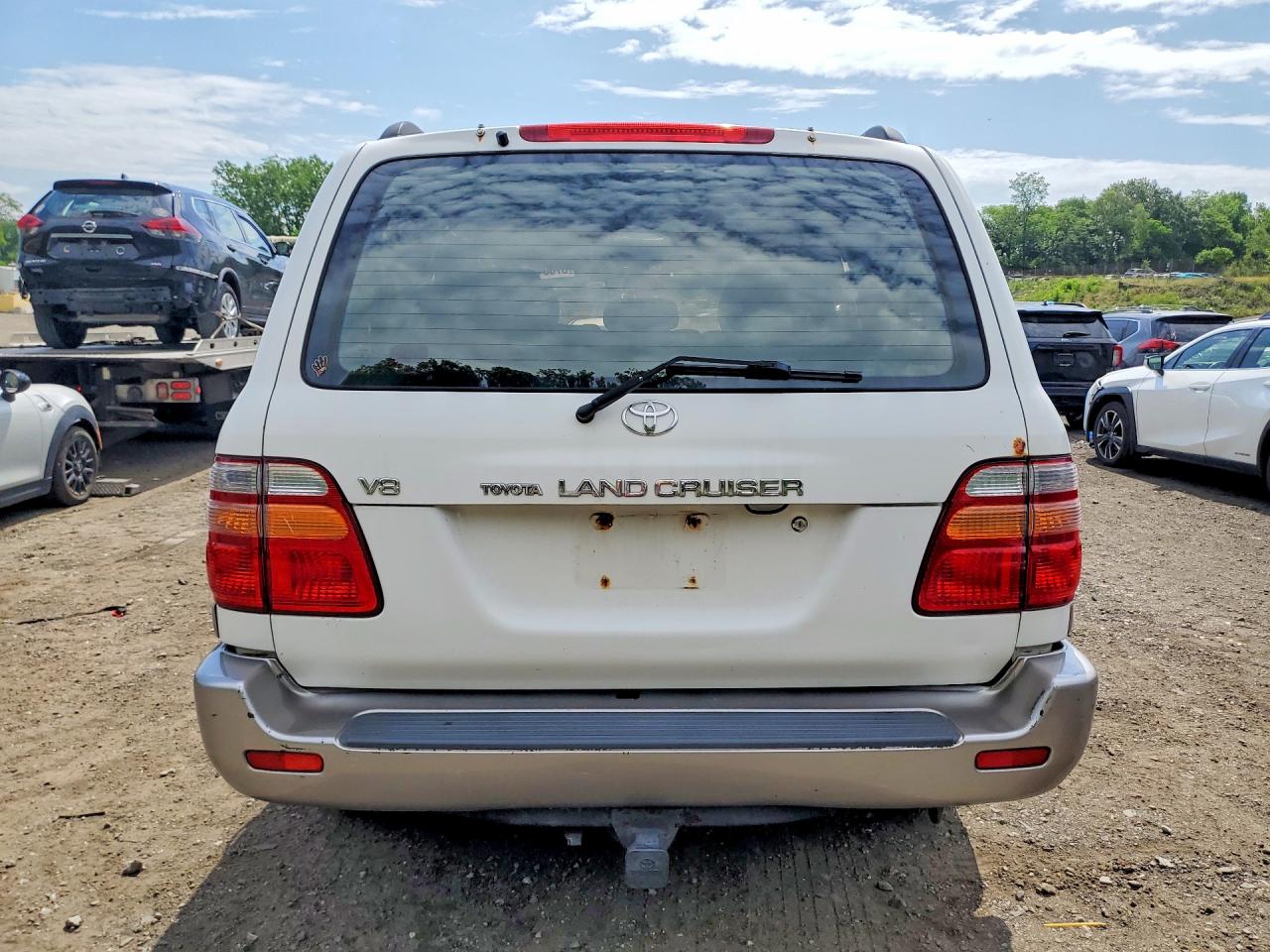 2000 Toyota Land Cruiser Base White vin: JT3HT05J5Y0112045