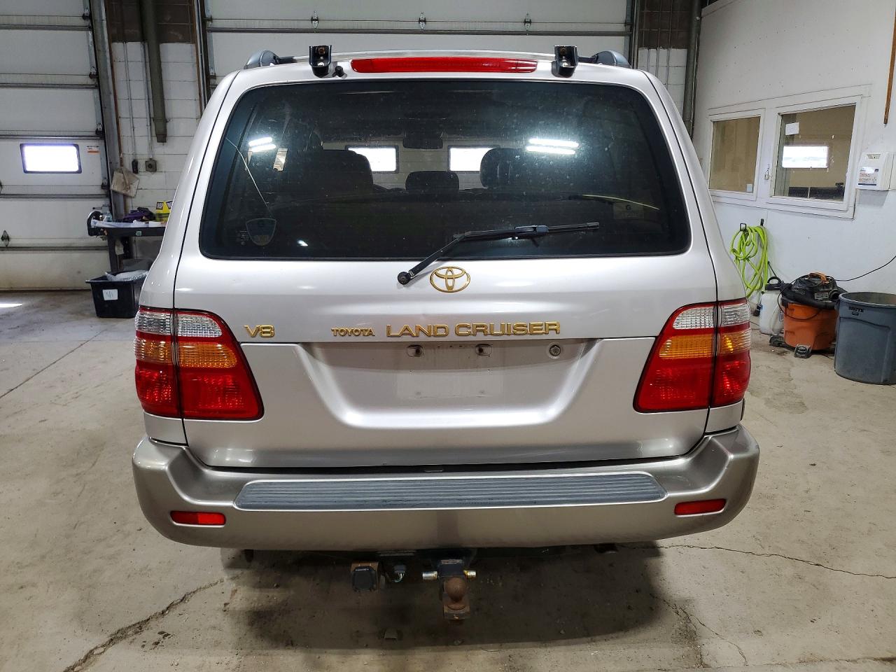 1998 Toyota Land Cruiser Base Silver vin: JT3HT05J6W0018415