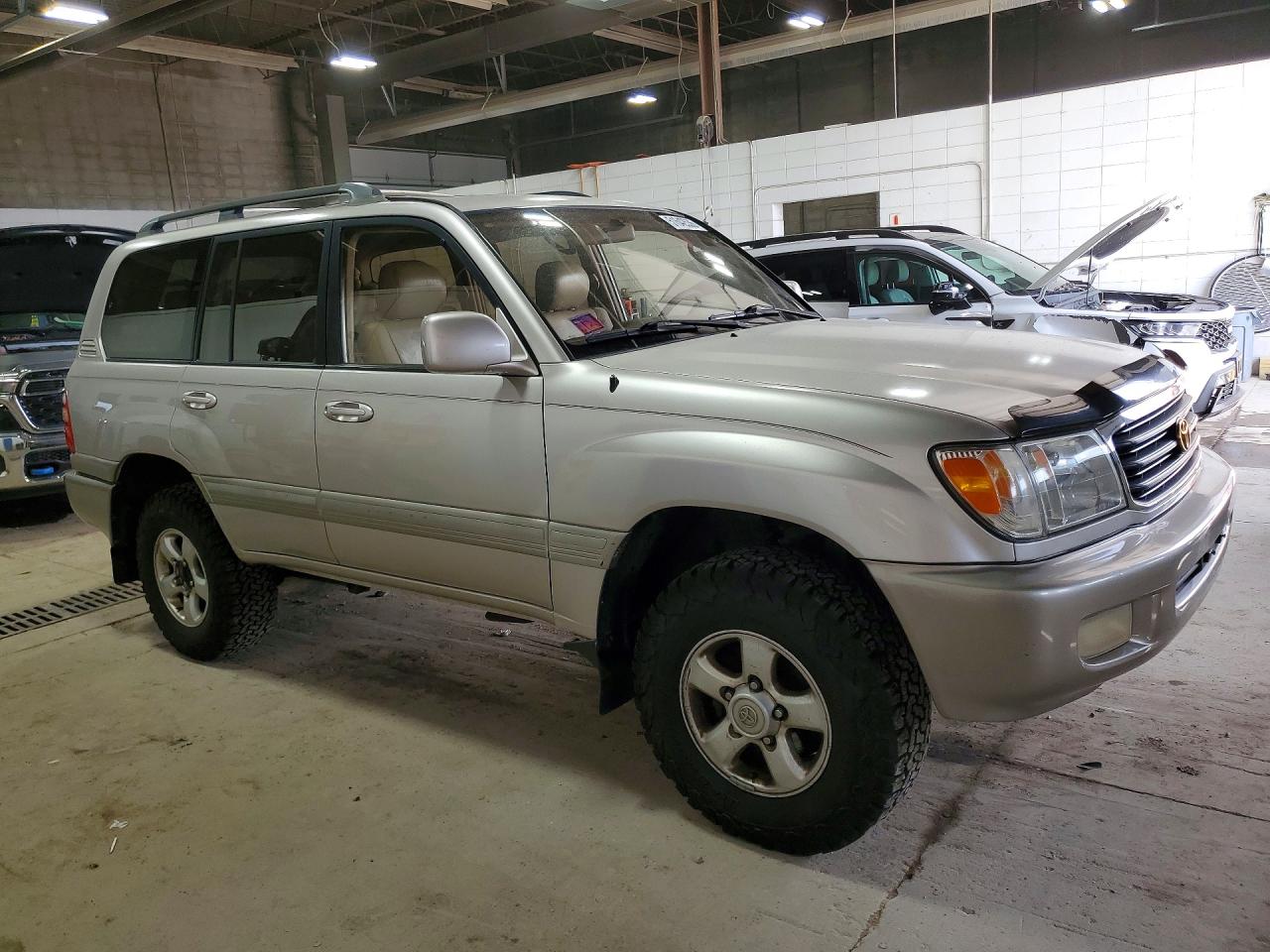 1998 Toyota Land Cruiser Base Silver vin: JT3HT05J6W0018415