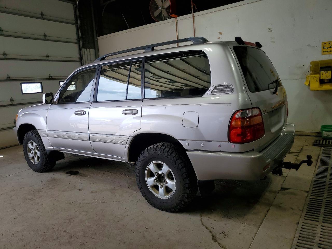 1998 Toyota Land Cruiser Base Silver vin: JT3HT05J6W0018415