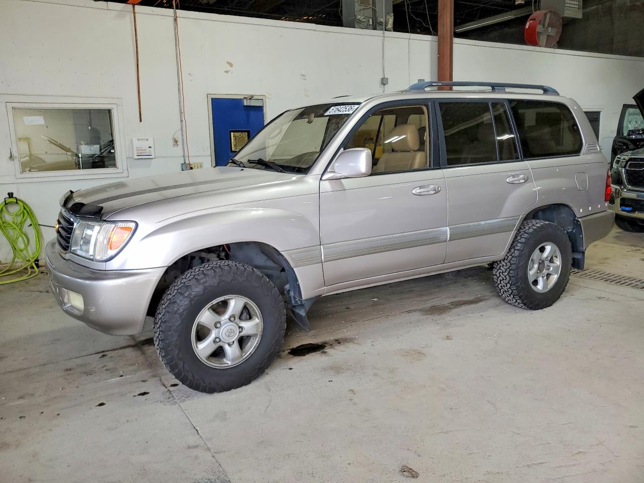 1998 Toyota Land Cruiser Base Silver vin: JT3HT05J6W0018415