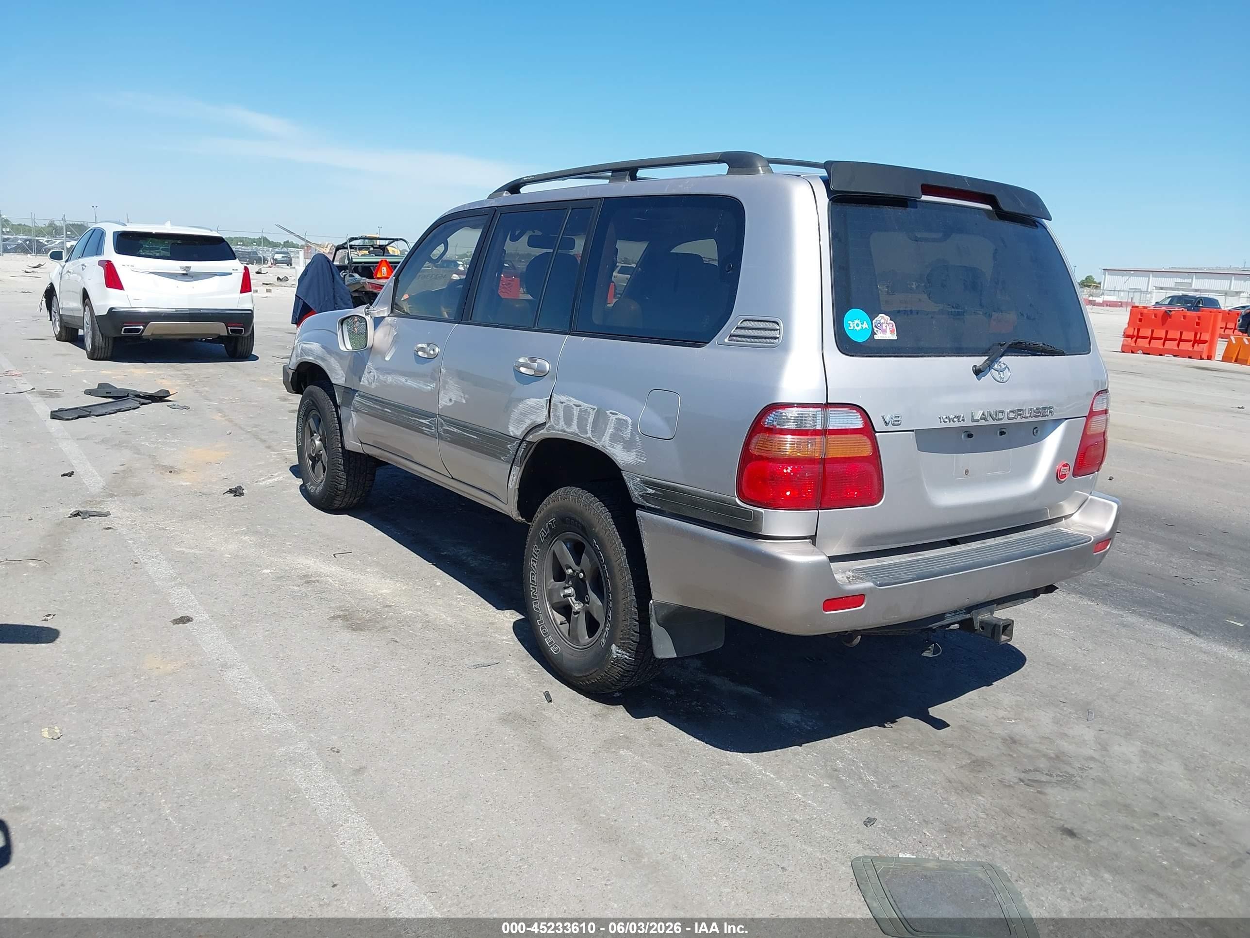 2000 Toyota Land Cruiser   Silver vin: JT3HT05J6Y0086216