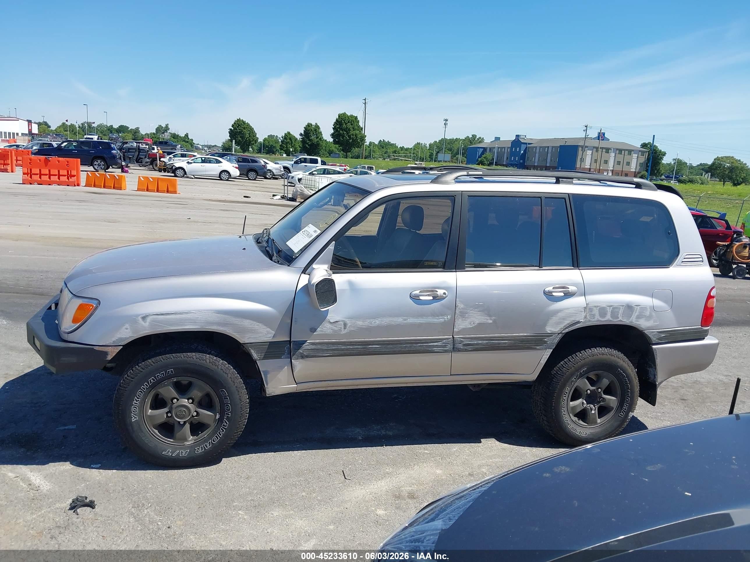 2000 Toyota Land Cruiser   Silver vin: JT3HT05J6Y0086216