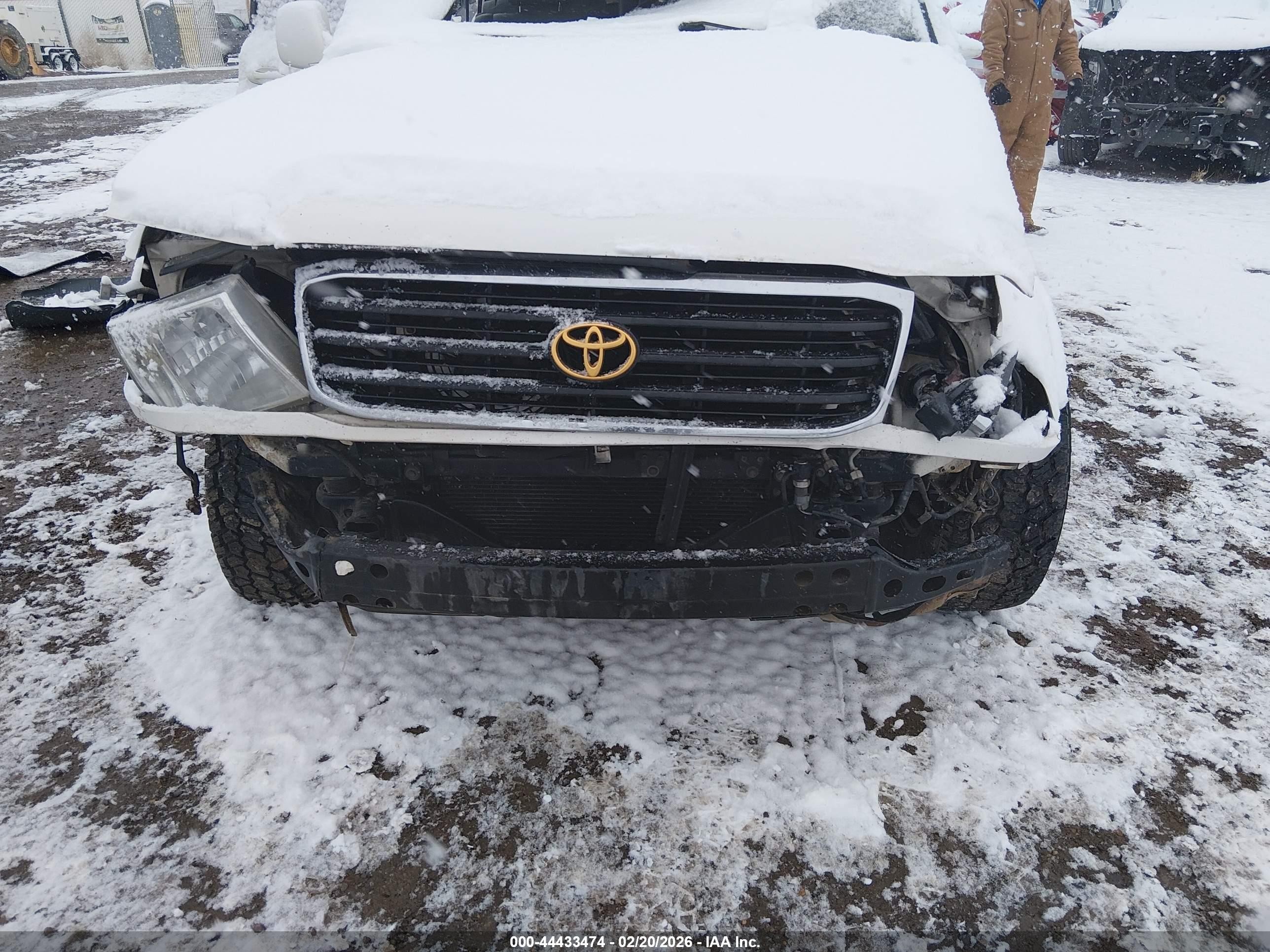 1999 Toyota Land Cruiser   White vin: JT3HT05J8X0052650