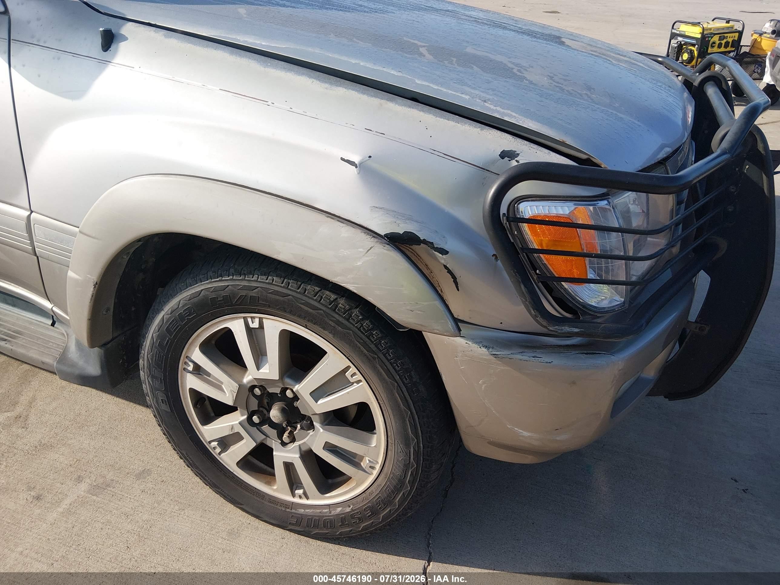 1999 Toyota Land Cruiser   Silver vin: JT3HT05JXX0044307