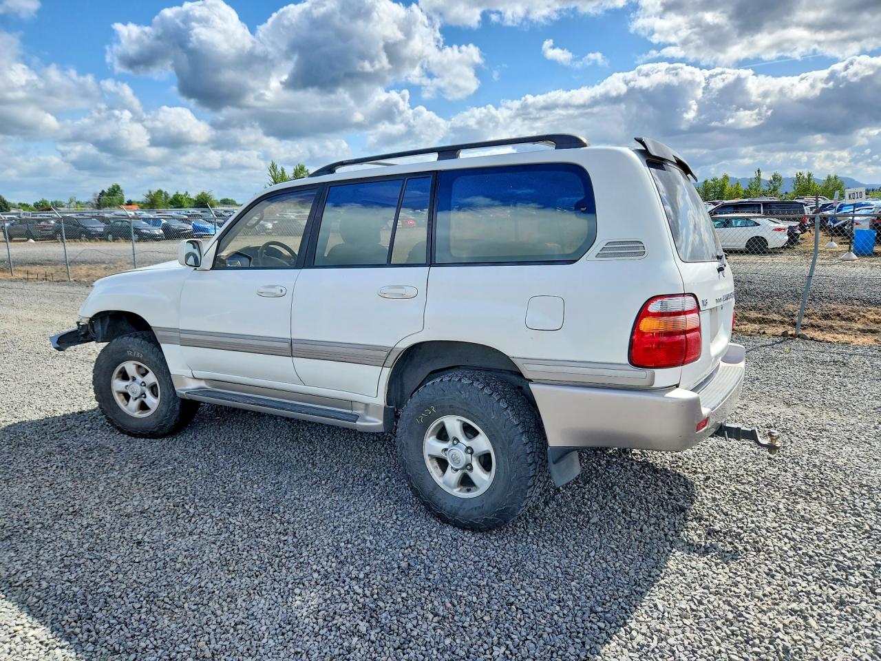 2000 Toyota Land Cruiser Base White vin: JT3HT05JXY0124644