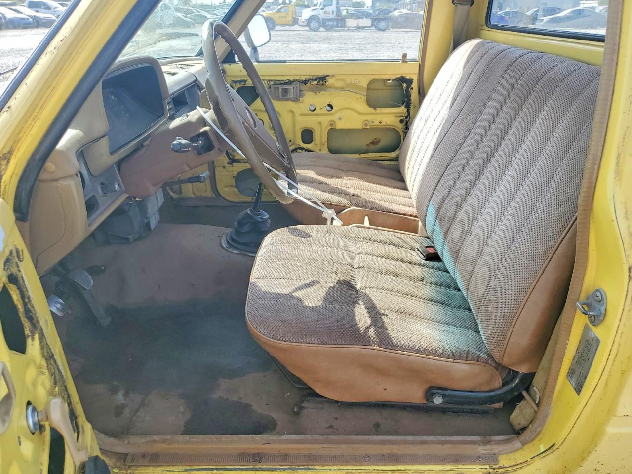 1981 Toyt Pickup Yellow vin: JT4RN34R3B0013122