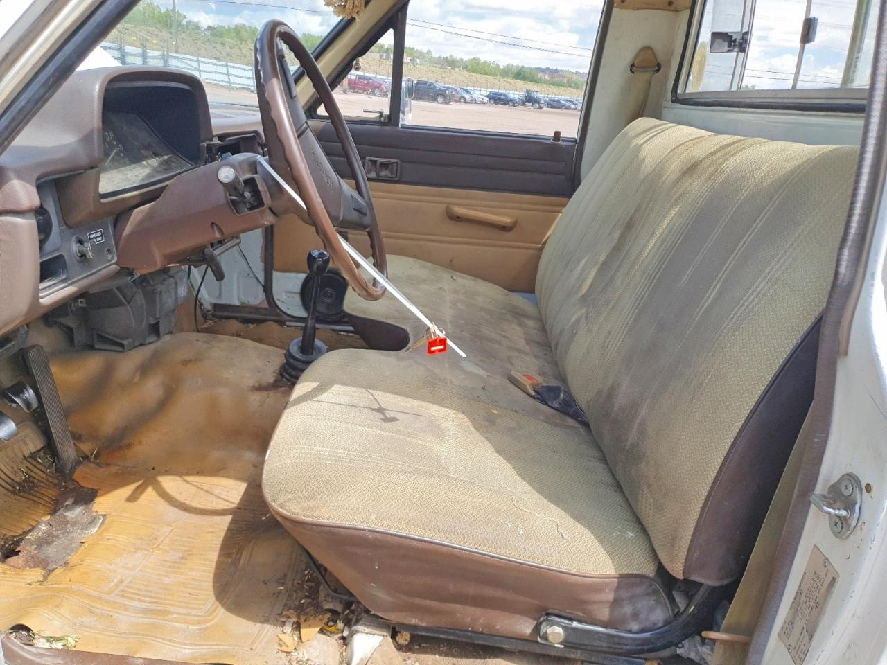 1983 Toyota Pickup Deluxe White vin: JT4RN44D0D1149974