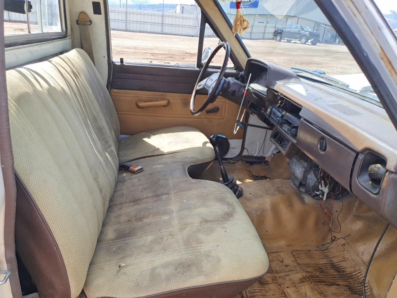 1983 Toyota Pickup Deluxe White vin: JT4RN44D0D1149974