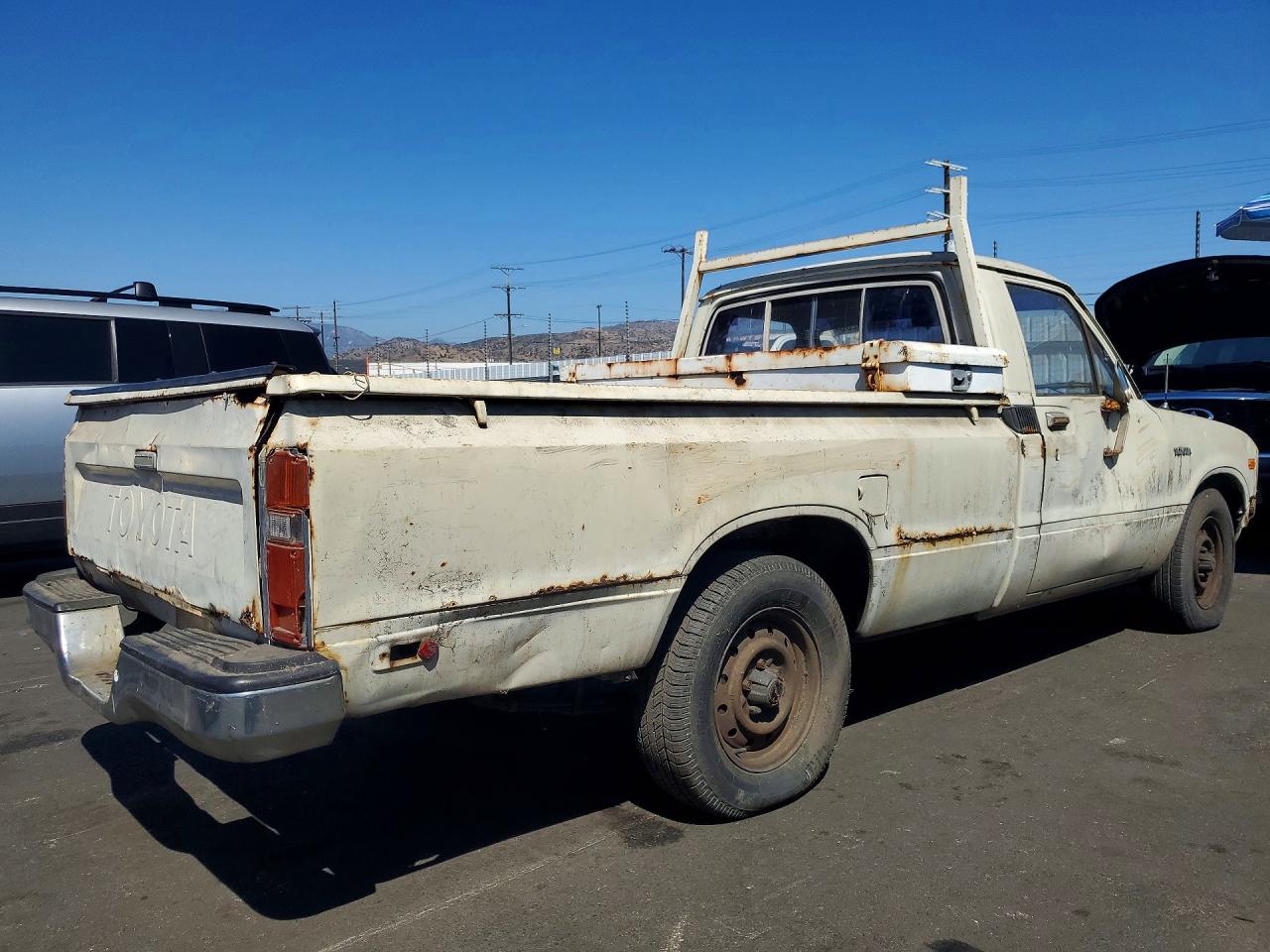 1982 Toyota Pickup / Cab Chassis 1/2 Ton Dlx Beige vin: JT4RN44D3C0076166