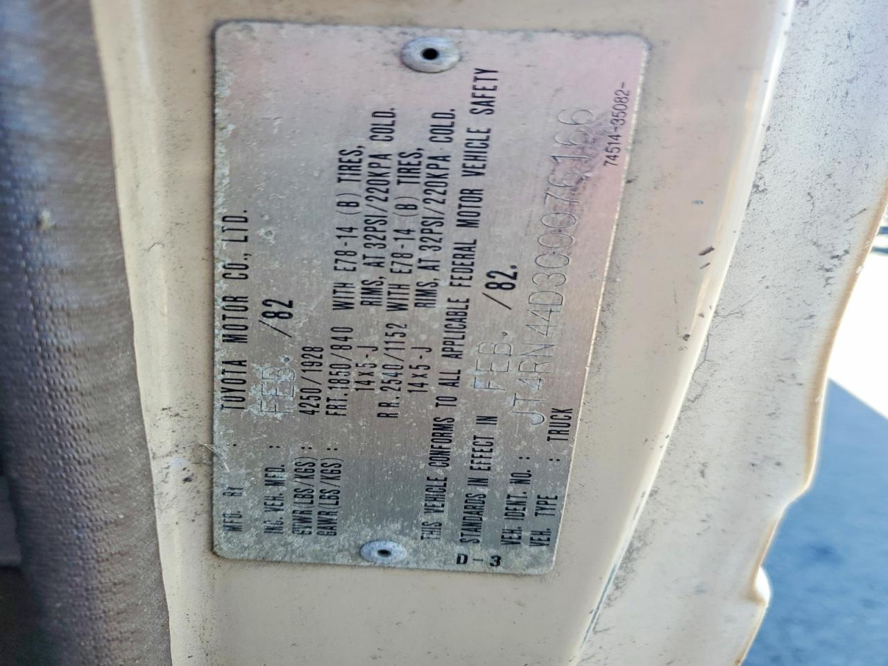 1982 Toyota Pickup / Cab Chassis 1/2 Ton Dlx Beige vin: JT4RN44D3C0076166
