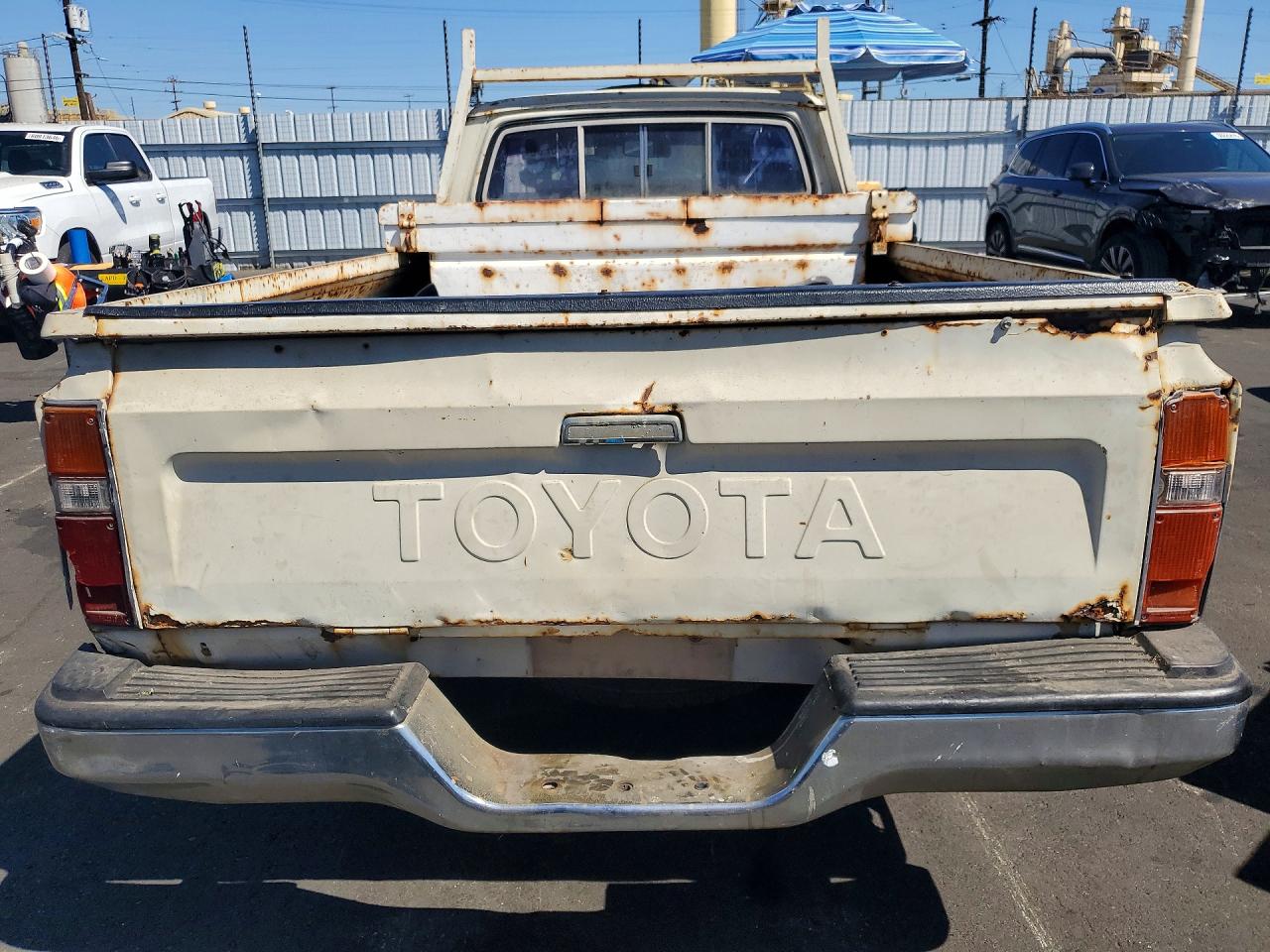 1982 Toyota Pickup / Cab Chassis 1/2 Ton Dlx Beige vin: JT4RN44D3C0076166