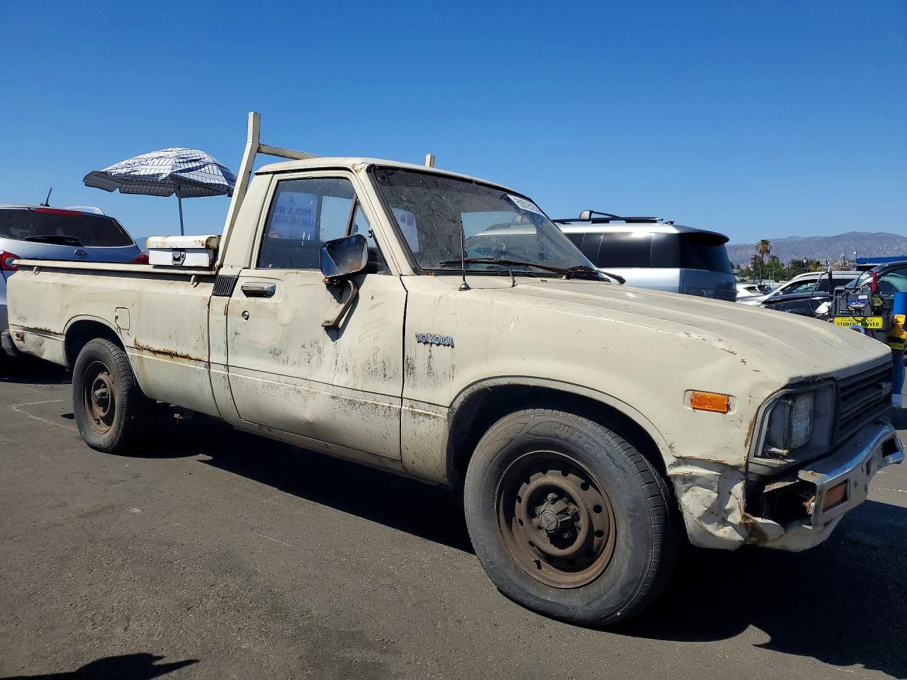 1982 Toyota Pickup / Cab Chassis 1/2 Ton Dlx Beige vin: JT4RN44D3C0076166