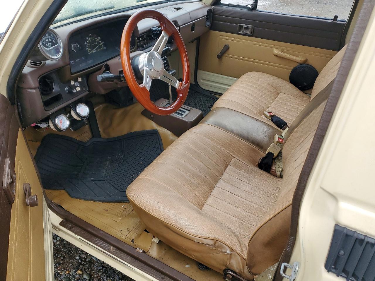 1983 Toyota Pickup 1/2 Ton Rn44 Tan vin: JT4RN44D3D1111431