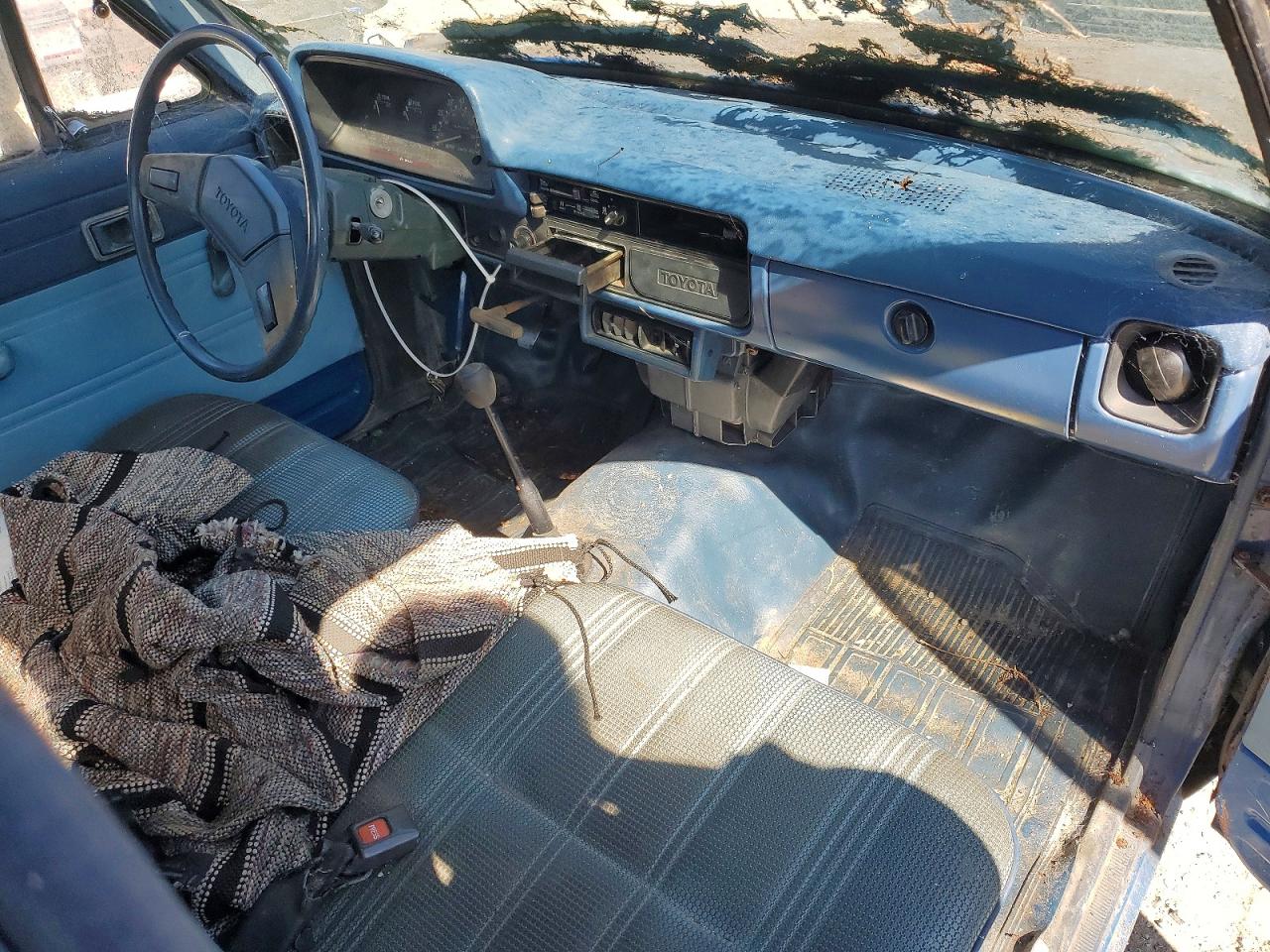 1982 Toyota Pickup / Cab Chassis 1/2 Ton Dlx Blue vin: JT4RN44DXC0089576