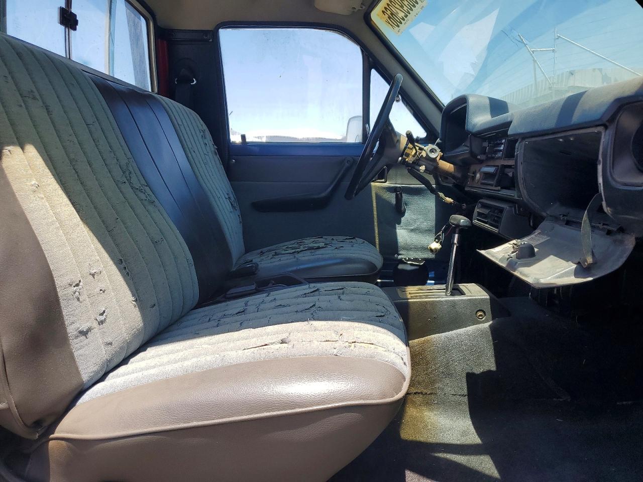 1981 Toyota Pickup / Cab Chassis 1/2 Ton Sr5 Blue vin: JT4RN44S3B0002209